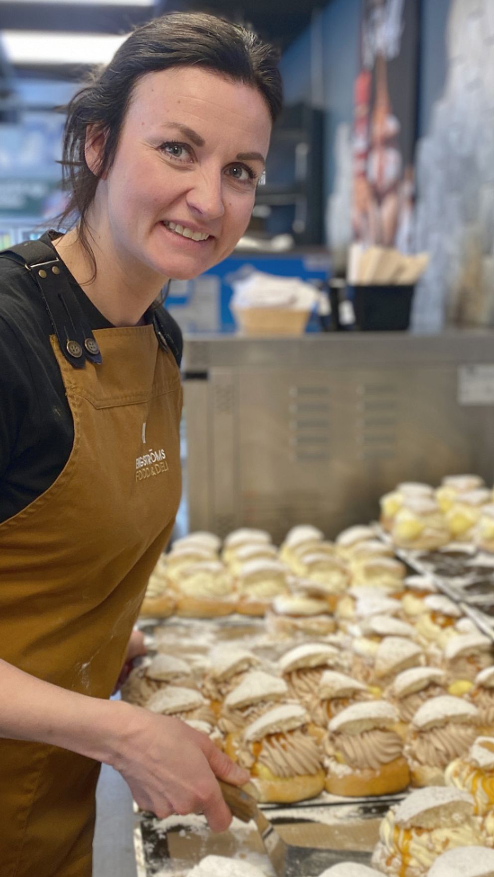 Tvådelad bild. Vänster: person arrangerar semlor. Höger: två personer i bagerimiljö