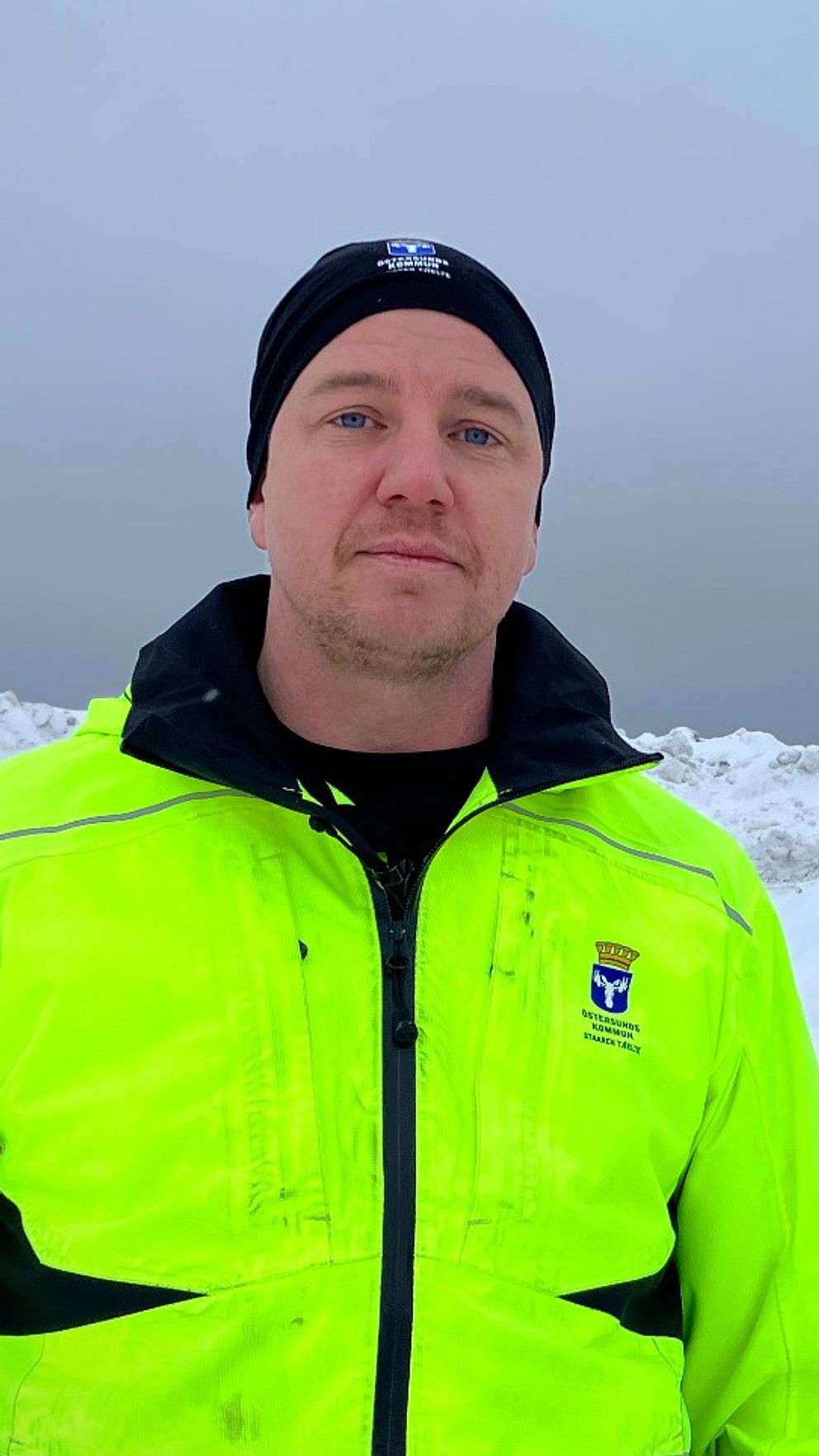 Jonatan Hellström står på snötippen i Östersund.