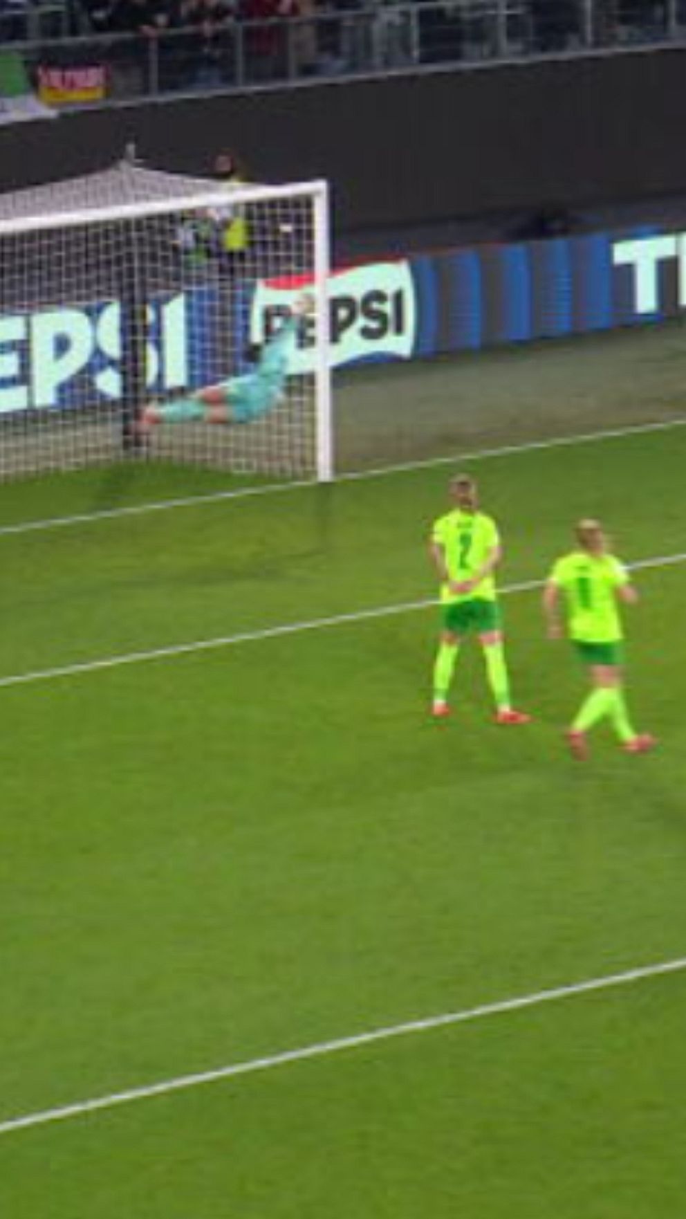 Tvådelad bild. Vänster: Fotbollsmatch, boll nära mål. Höger: Firande Barcelona-spelare.
