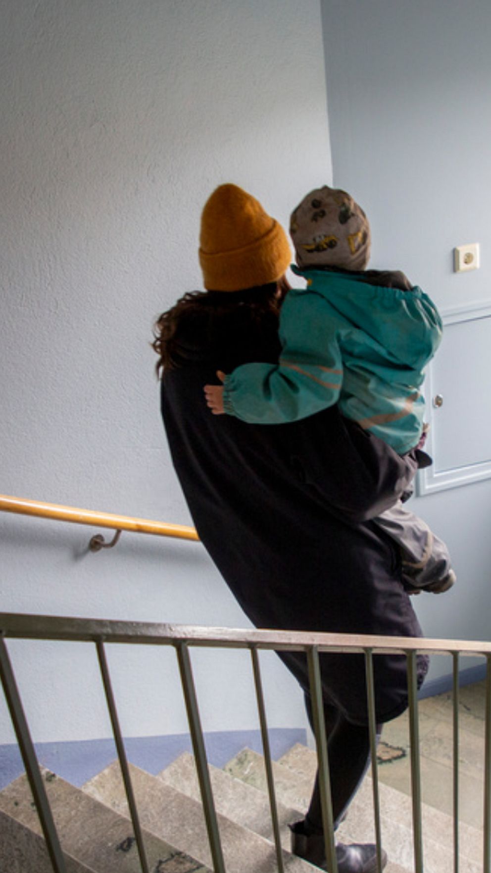 en barnläkare porträttbild, och en mamma och ett barn som går i ett trapphus. ser bara deras ryggtavlor.