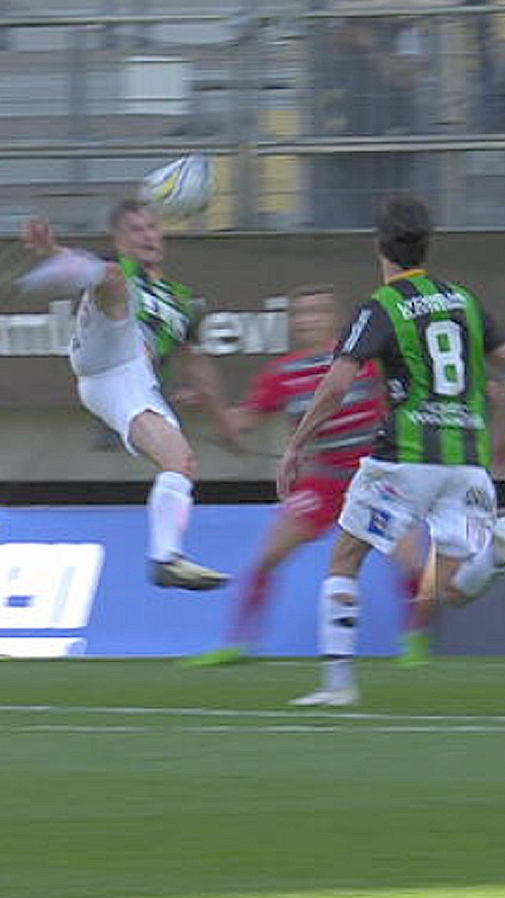 Alexander Ahl Holmström med konstmål mot Västerås.