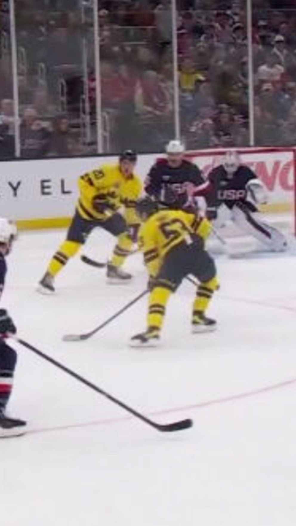 Tvådelad bild. Vänster: Ishockeymatch med spelare i action. Höger: Närbild av hockeyspelare i gul tröja.