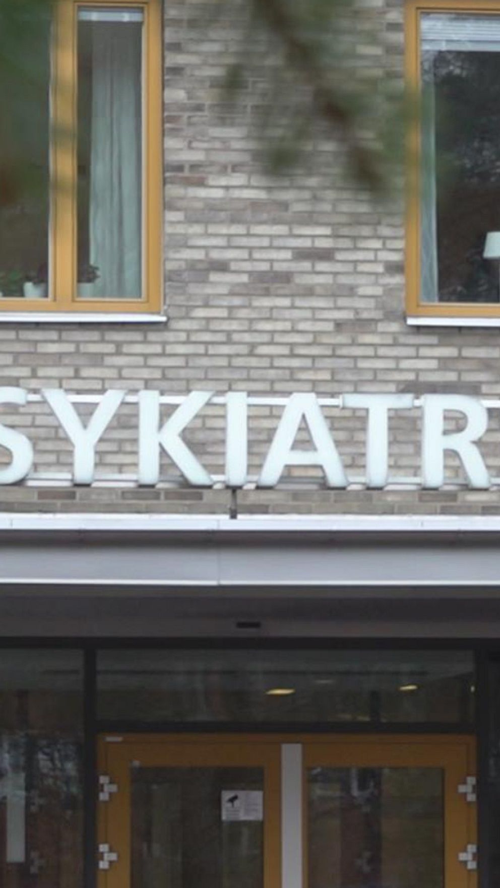 en bild på utsidan av psykiatrin i Karlstad samt en bild på ST-läkaren Fredrik Rosenqvist.