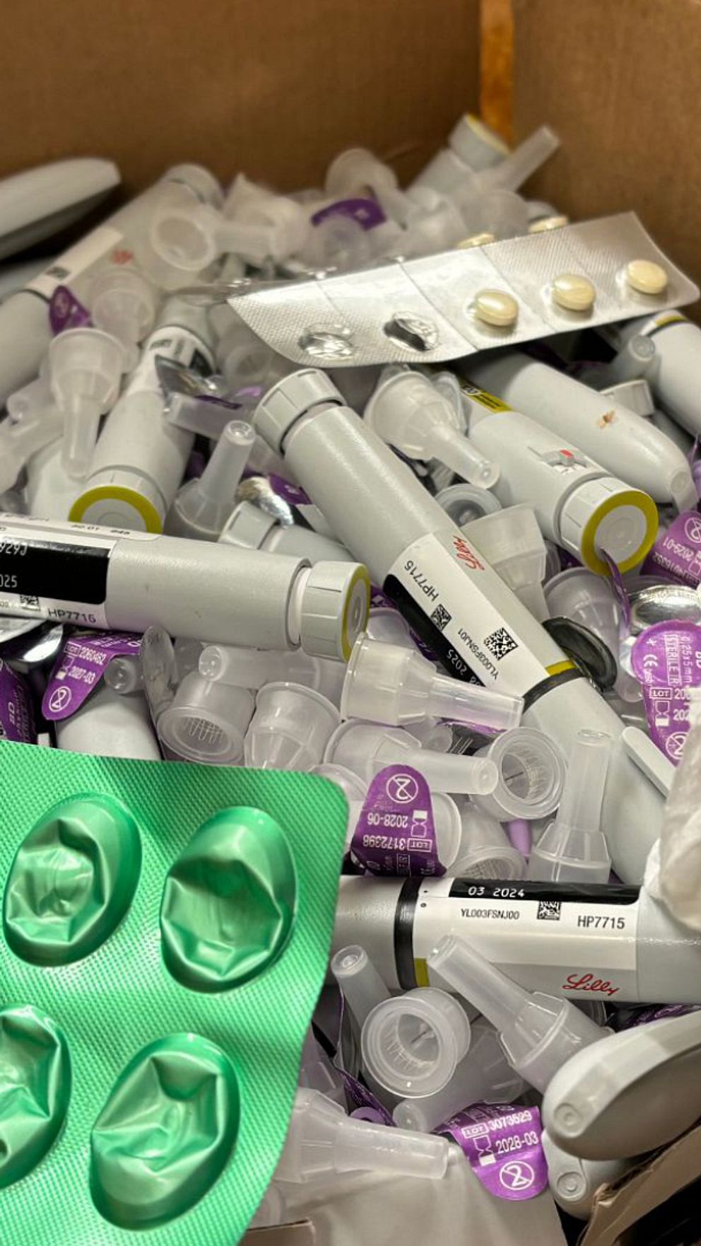Delad bild. Vänster: Medicinsk utrustning och förpackningar. Höger: Två personer i laboratoriemiljö.