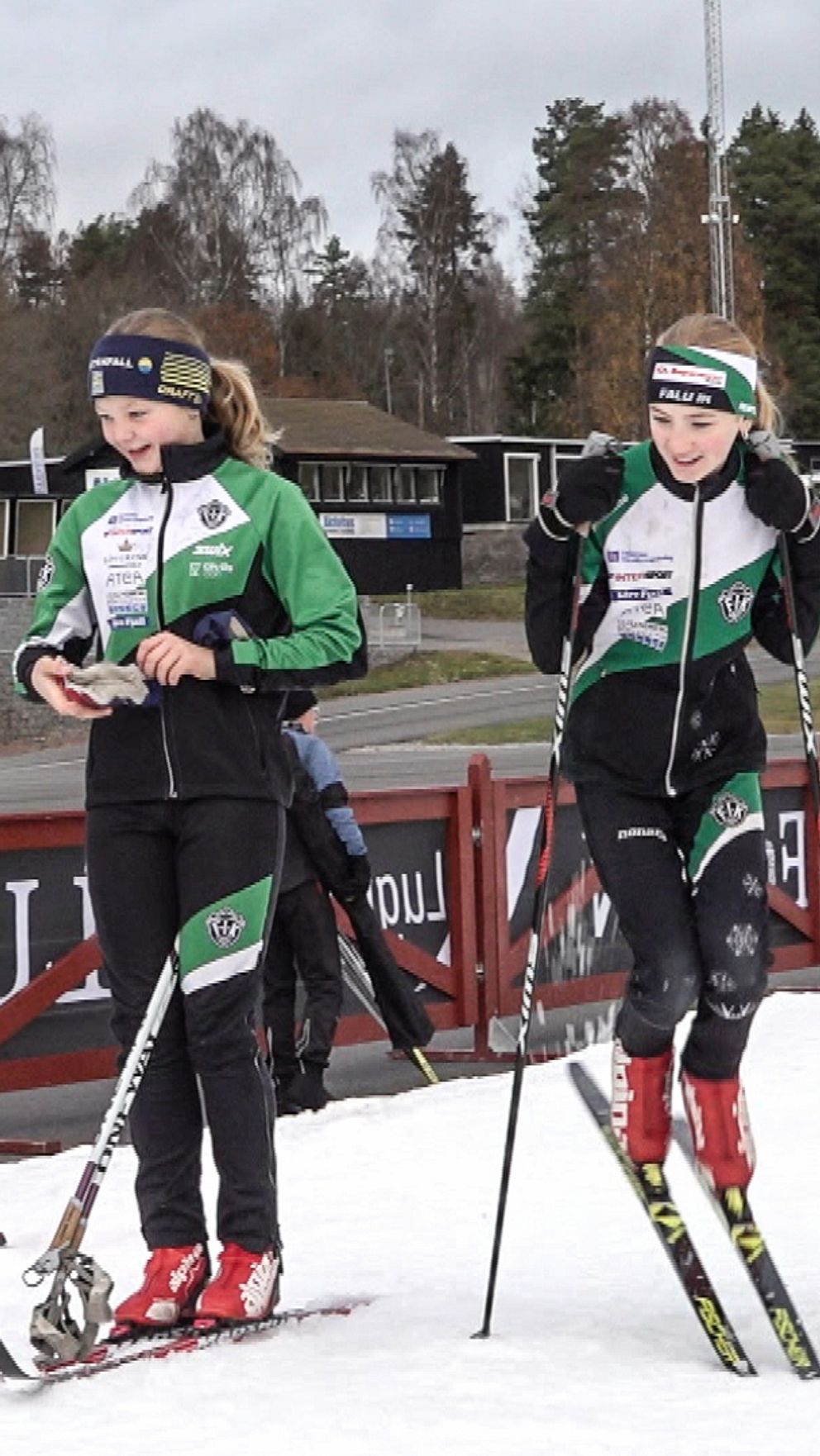 Den vänstra delen visar två flickor i färgglada kläder som förbereder sig för träning på snö. Den högra sektionen visar en närbild på elitåkaren Calle Halfvarsson med skidkläder och solglasögon, stående vid en sportanläggning.