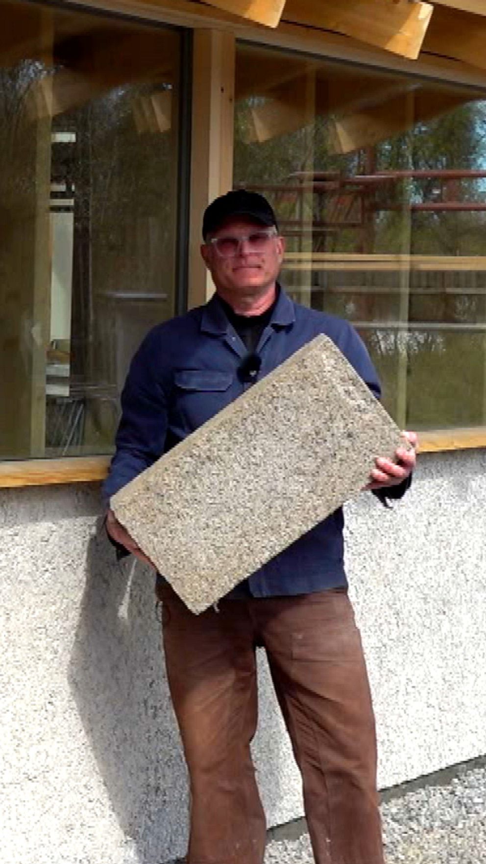 Delad bild. Till vänster: man håller byggskiva. Till höger: närbild av grön hampaväxt.