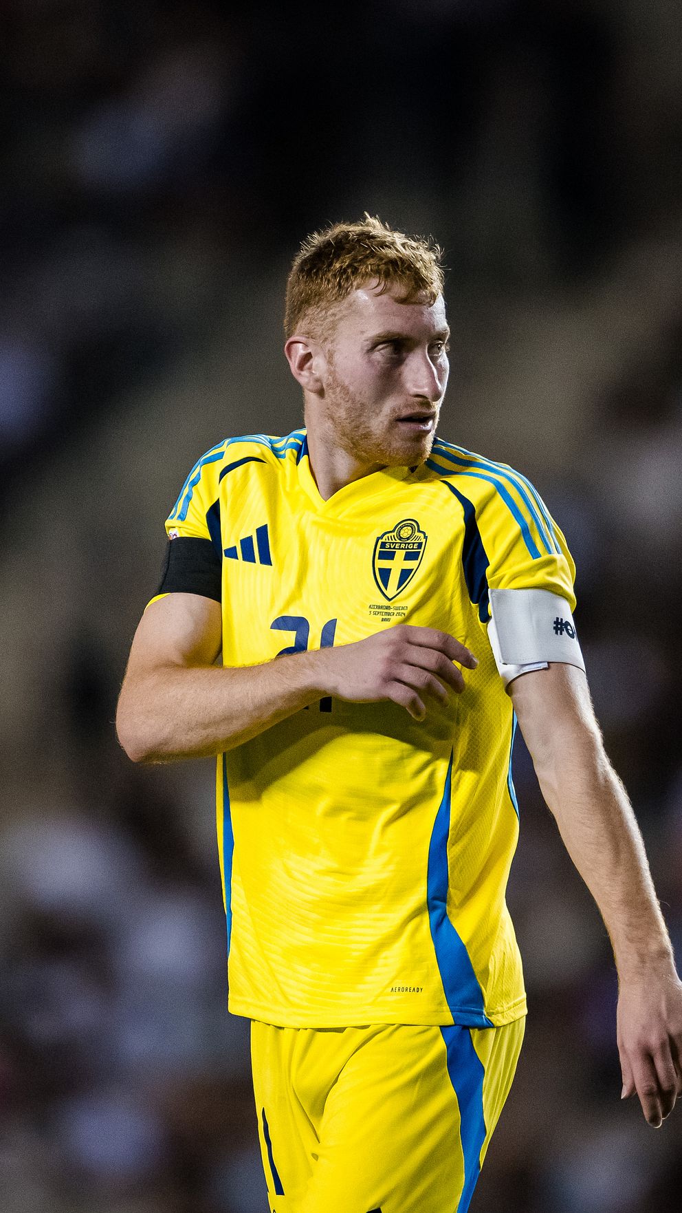 Dejan Kulusevski bar lagkaptensbindeln när Sverige vann