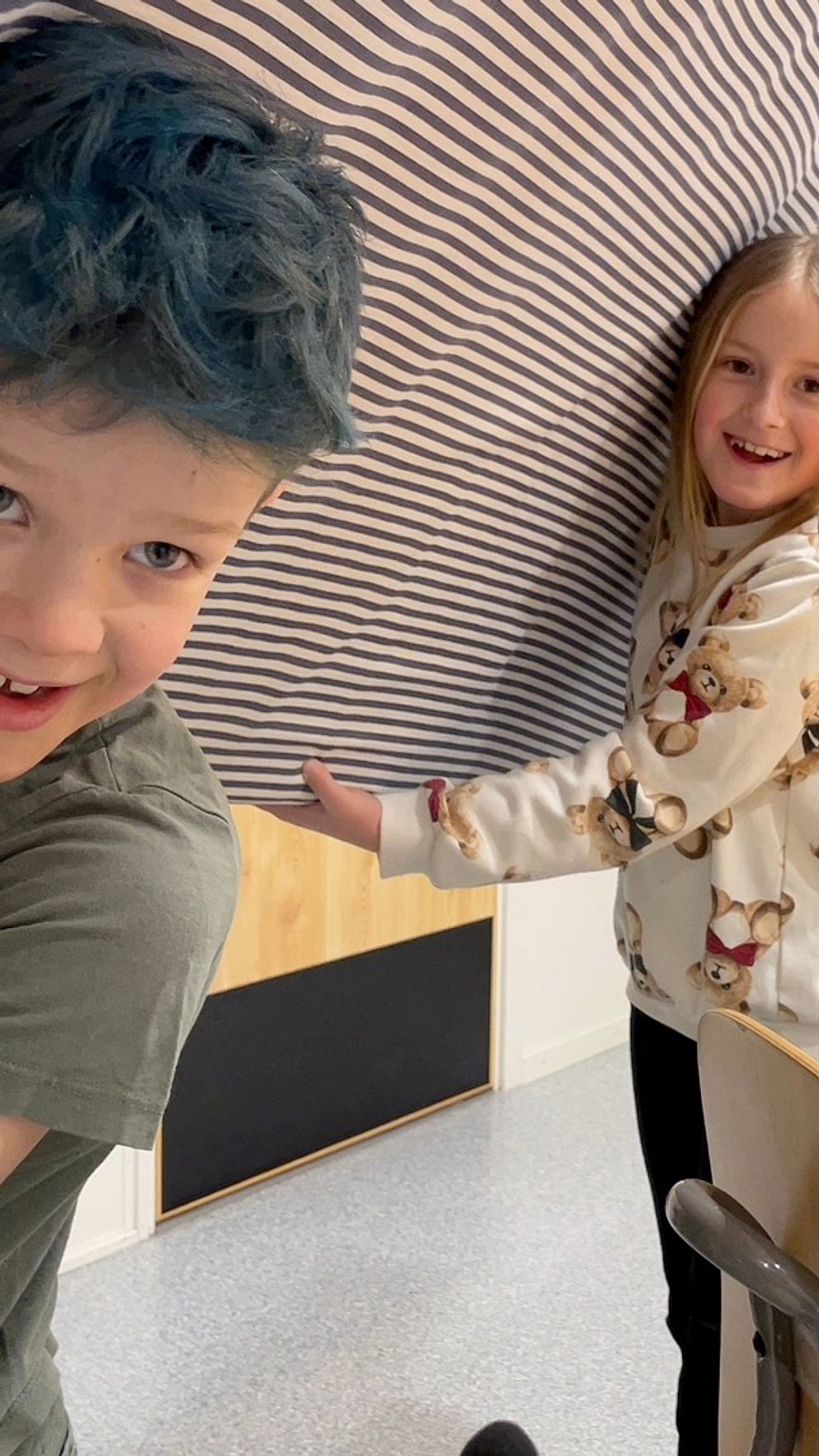 Delad bild – till vänster en bild på två unga barn som bär en randig skumgummimadrass tillsammans, till höger ser man flera personer som bär fler skumgummimadrasser i Sälens skola inför Vasaloppet.