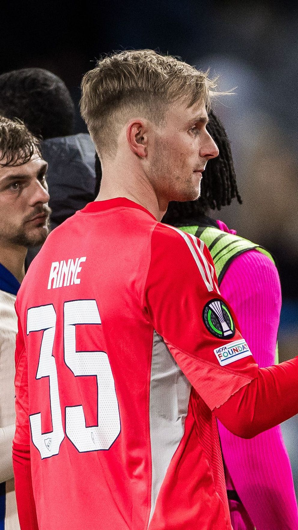 Två målvakter i olika matchställ tar varandra i hand efter slutsignal på fotbollsplanen.