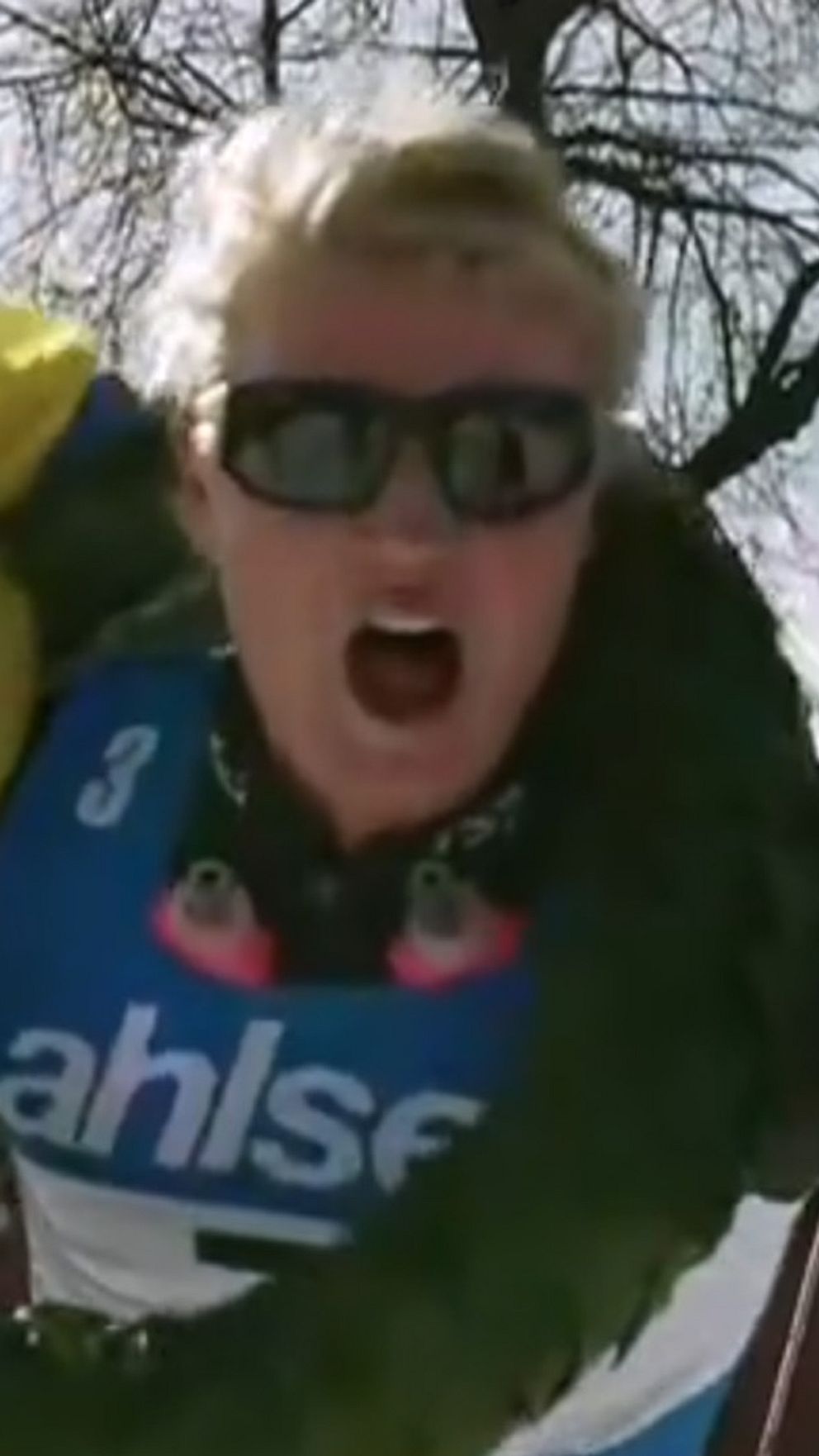 Tvådelad bild. Vänster: Skidåkare med krans och pokal. Höger: Skidtävling med tre deltagare på snöspår.