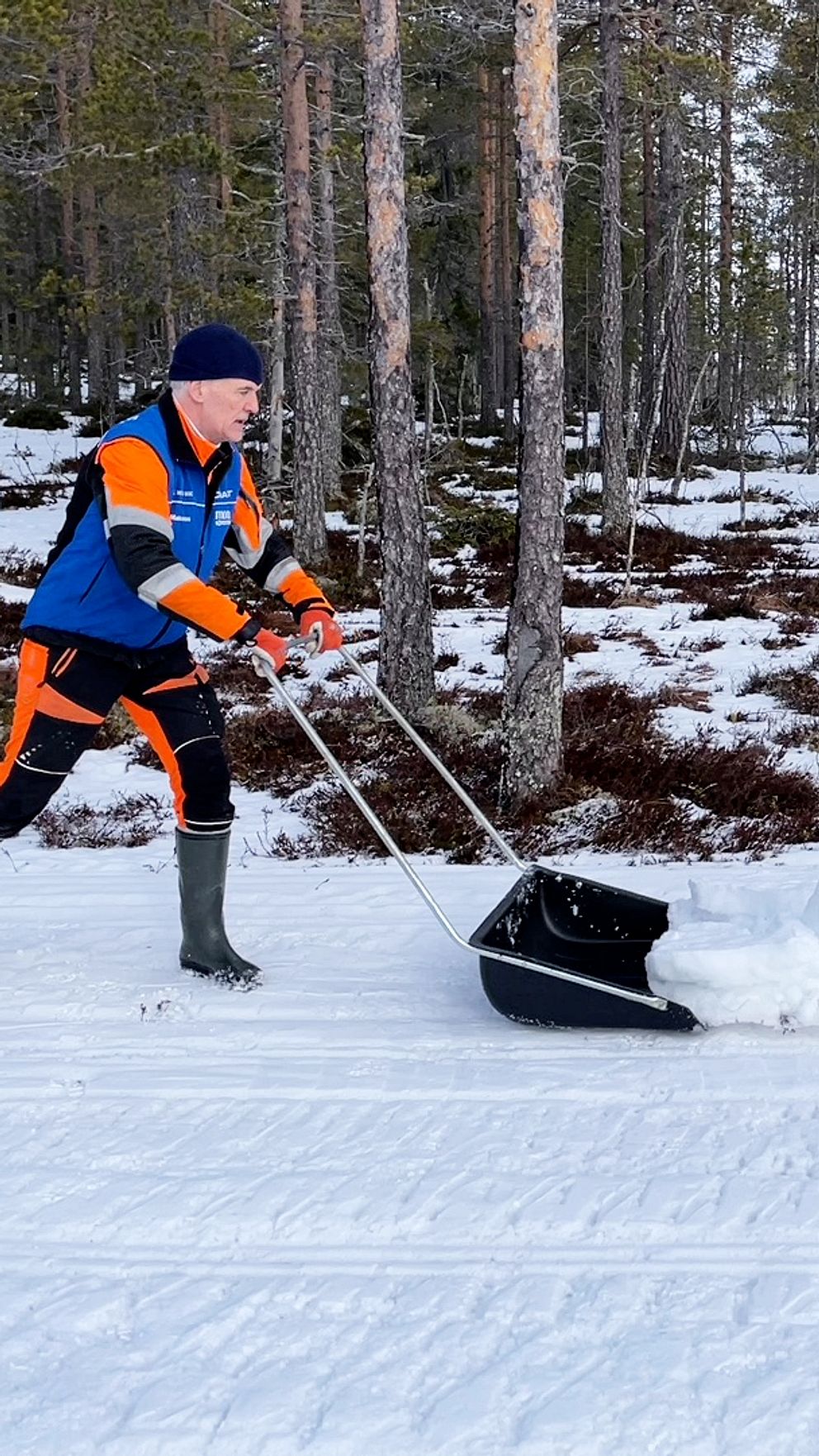 Smågan, funktionärer skottar snö över skidspåren i Smågan, blött inför stafettvasan i Smågan
