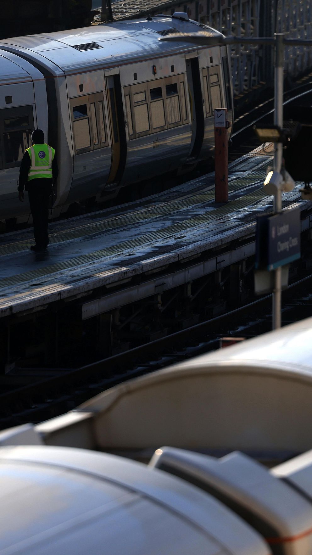 Flera tåg som står och väntar vid en station.