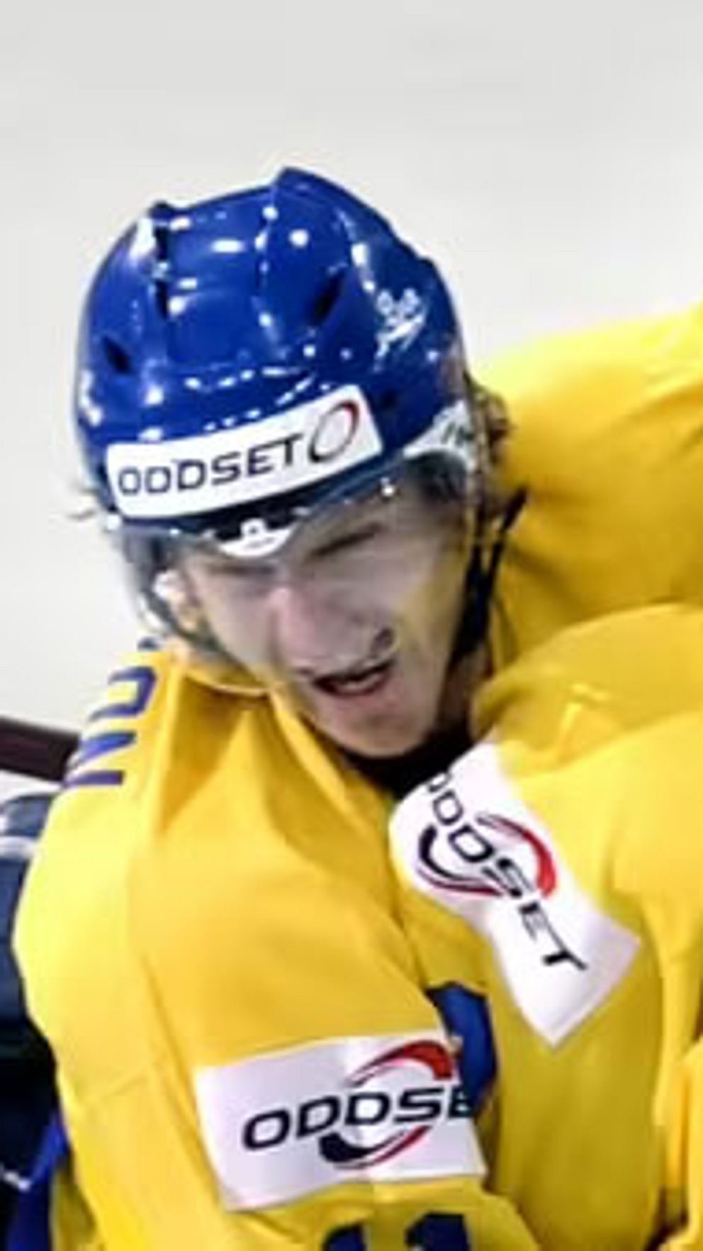 Ishockeyspelare i svenska landslaget kramas på isen efter matchen.