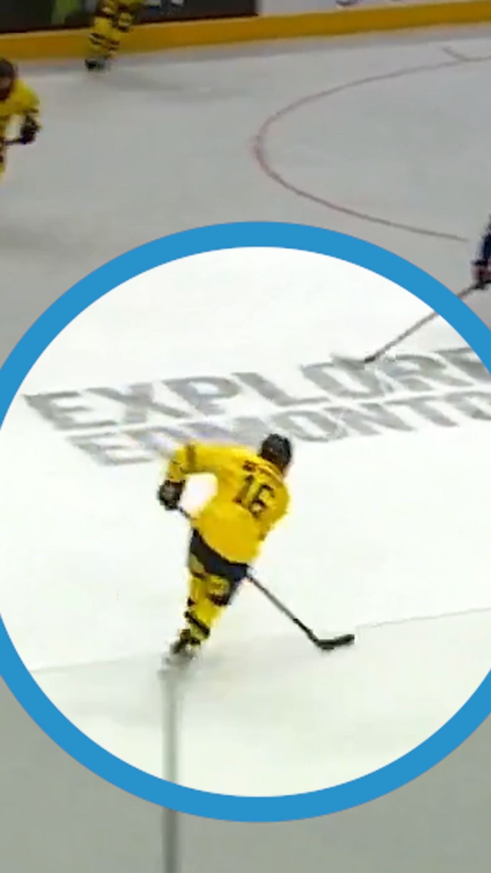 En delad bild som visar en ishockeymatch. Till vänster syns en spelare i gul tröja, nummer 16, som dribblar pucken på isen med motståndare i mörka tröjor i bakgrunden. Till höger finns en närbild av en ishockeyhjälm och en gul tröja, utan tydlig identifikation av spelaren.