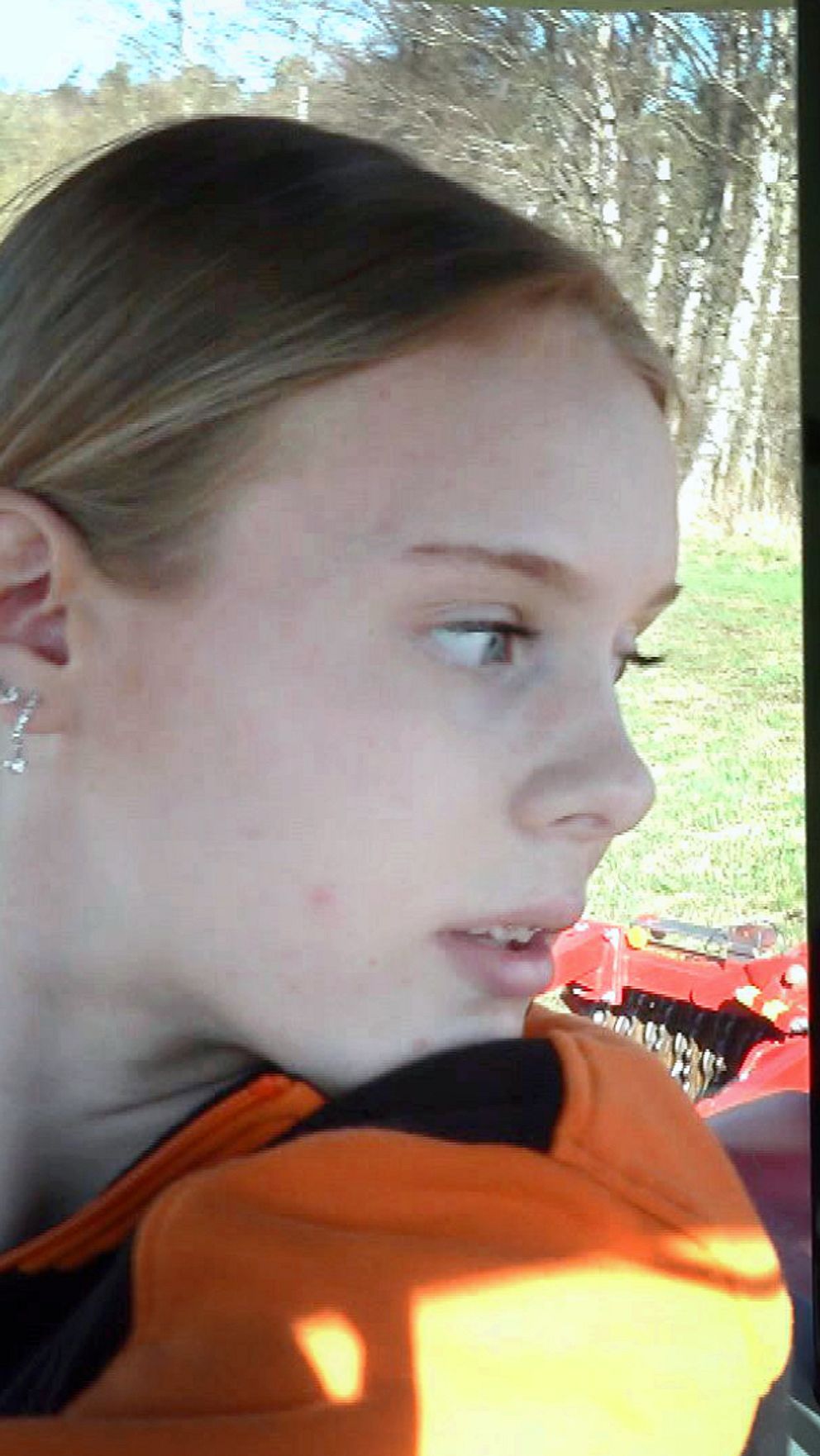 Amanda Svensson kör traktor på en åker i Tvååker.