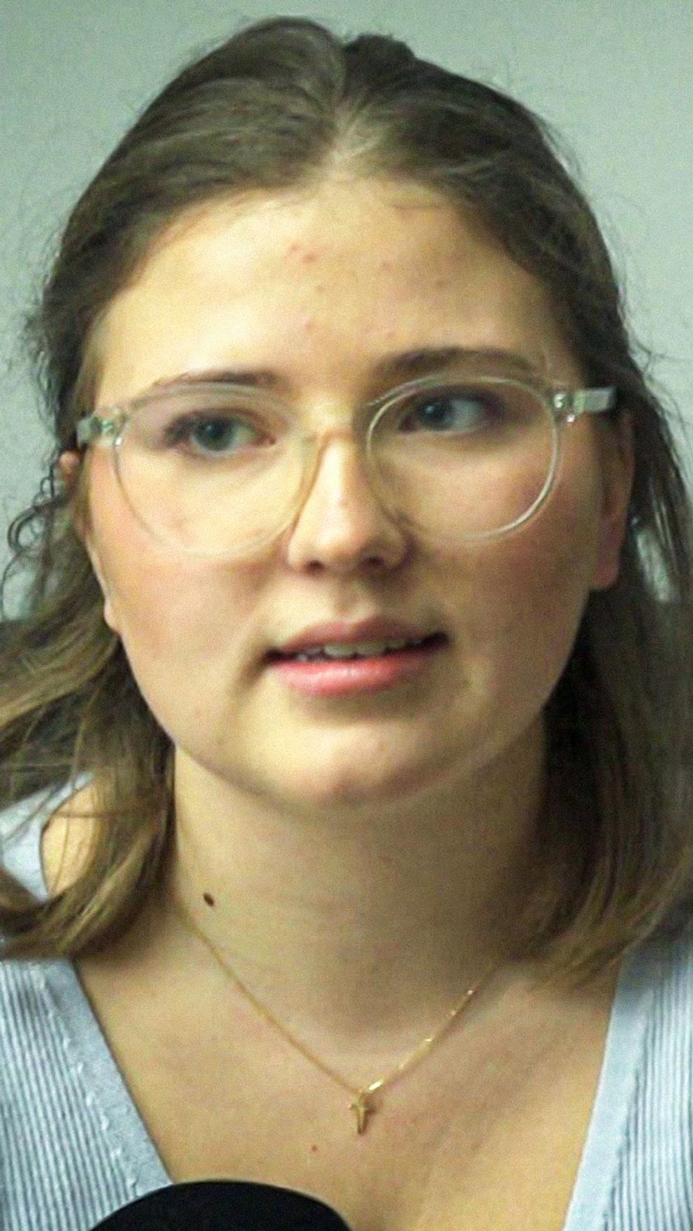 Isabella, 22, i en intervjusittuation.