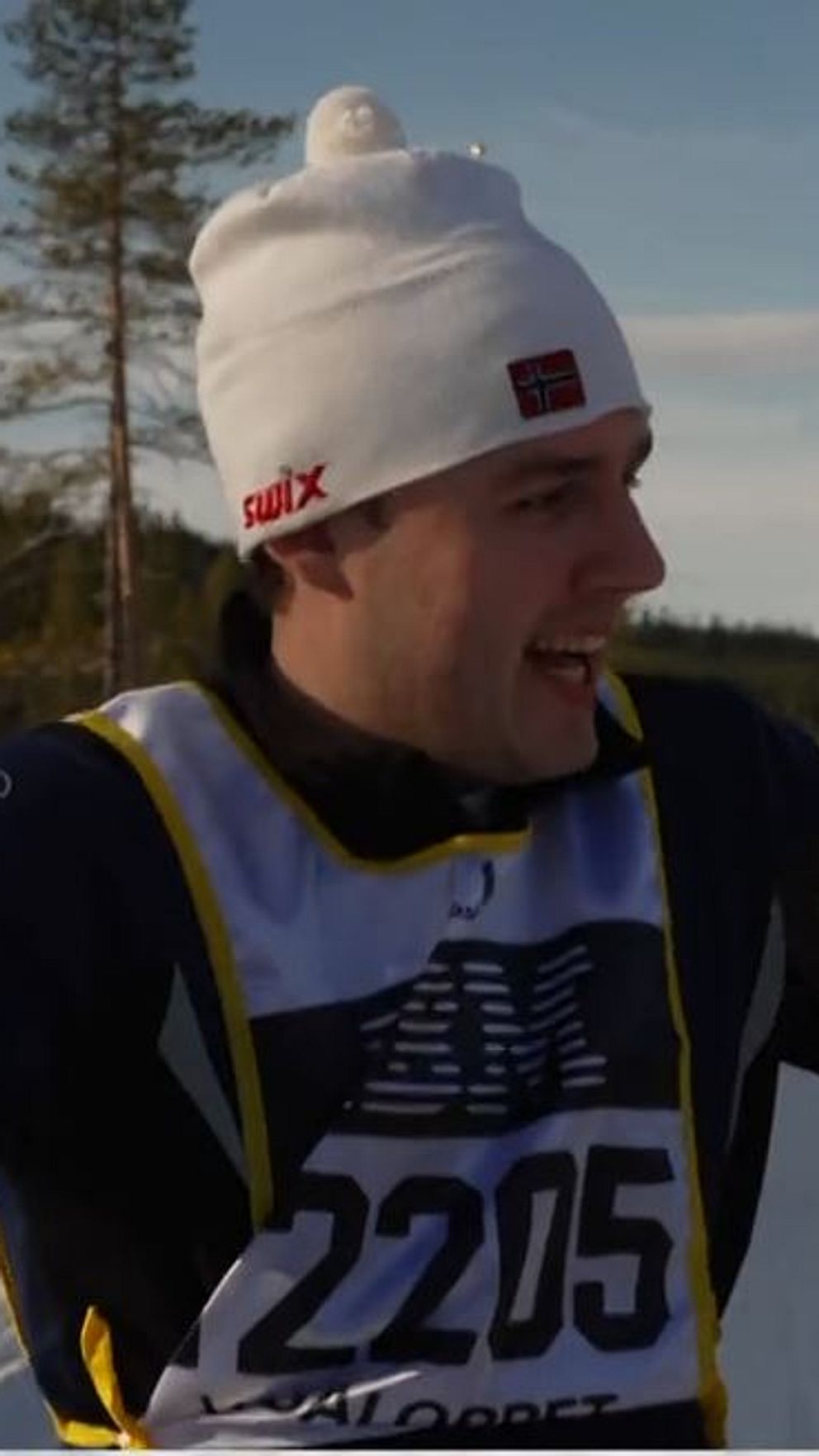 Skidåkare intervjuas av SVT efter tävling i ett snöigt landskap.