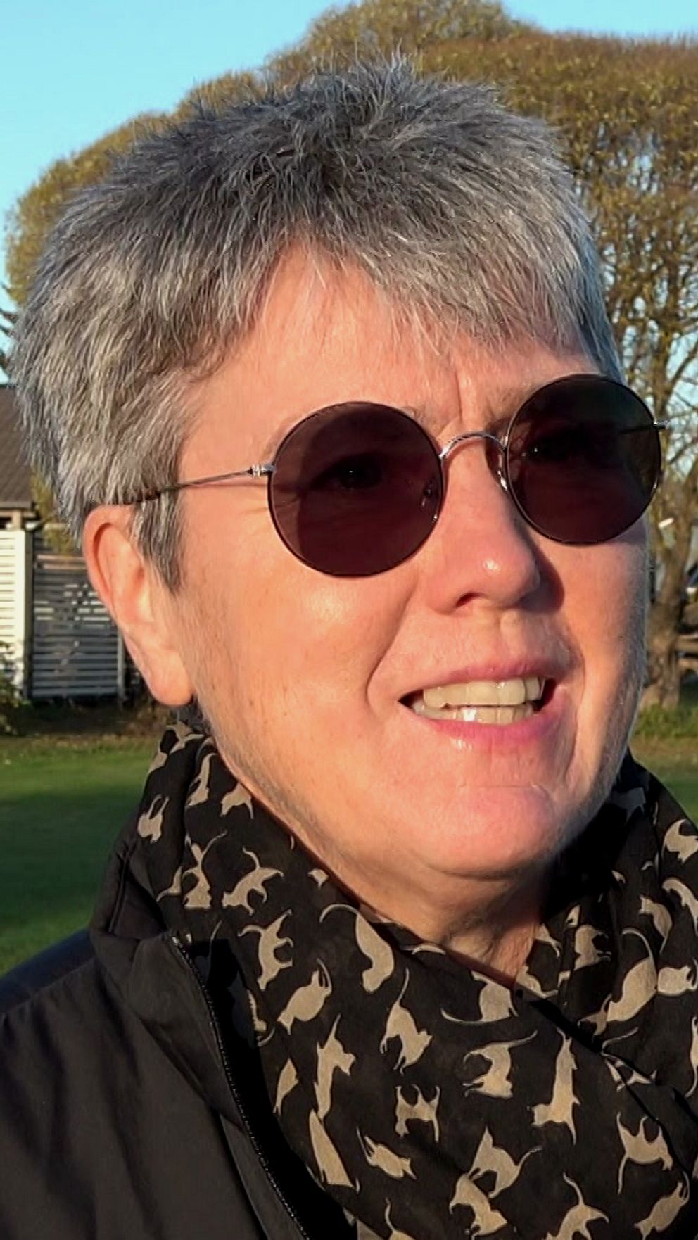 Forskaren Åsa Engström från LTU står på en gräsmatta i solsken med solglasögon.