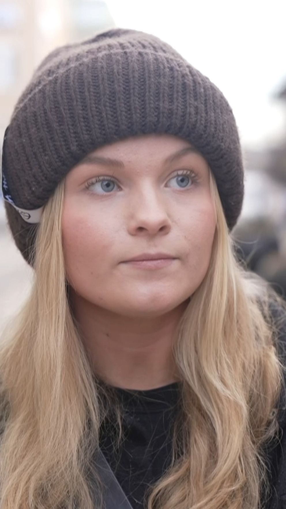 Alice Lindqvist i Skellefteå med brun mössa på torget.