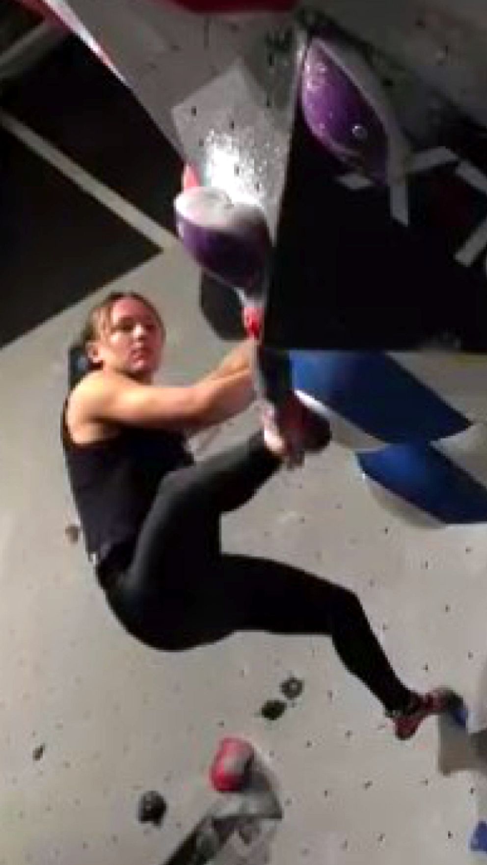 Elise Mannerstråle klättrar.