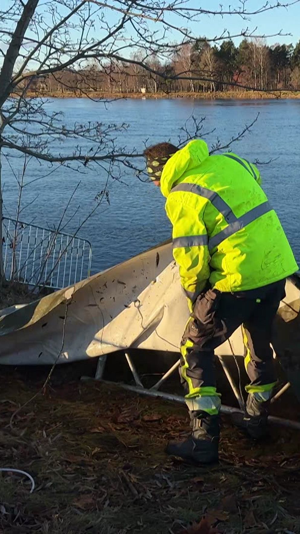 Två personer i reflexvästar använder en ny metod som går ut på att föra ner het ånga i marken för att bekämpa parkslide.