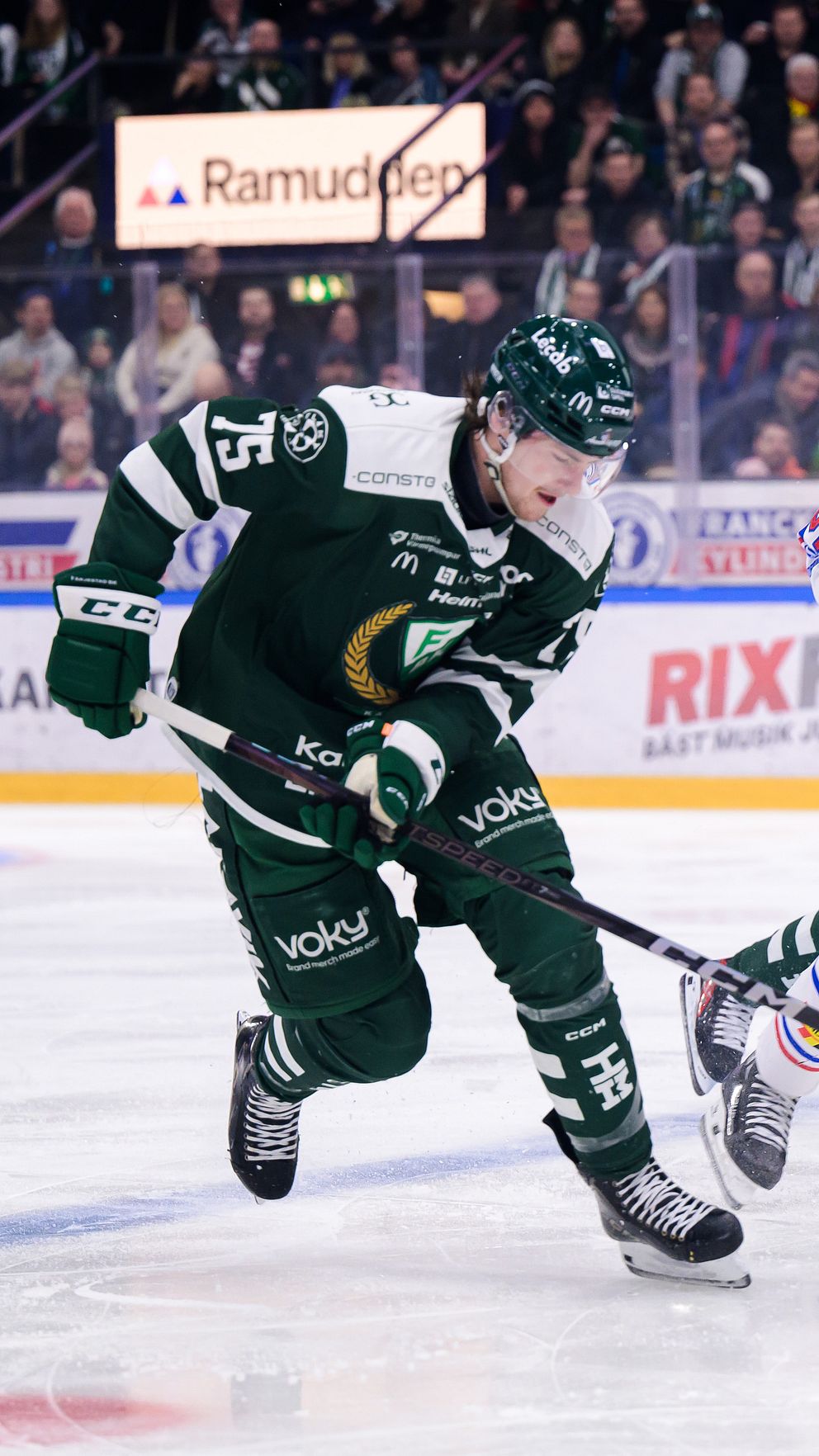 Färjestads Jeremy Salvas Groleau och Timrås Magnus Pääjärvi under ishockeymatchen i SHL mellan Färjestad och Timrå den 30 januari 2025 i Karlstad.