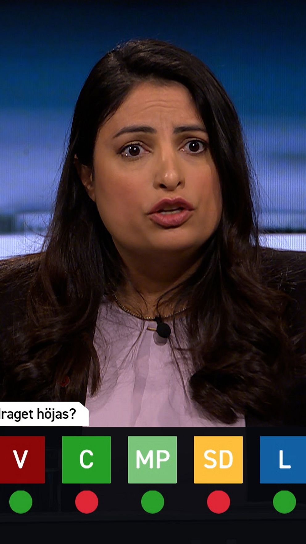 Politisk tv-debatt med partilogotyper och svarsknappar i bildens nederkant.