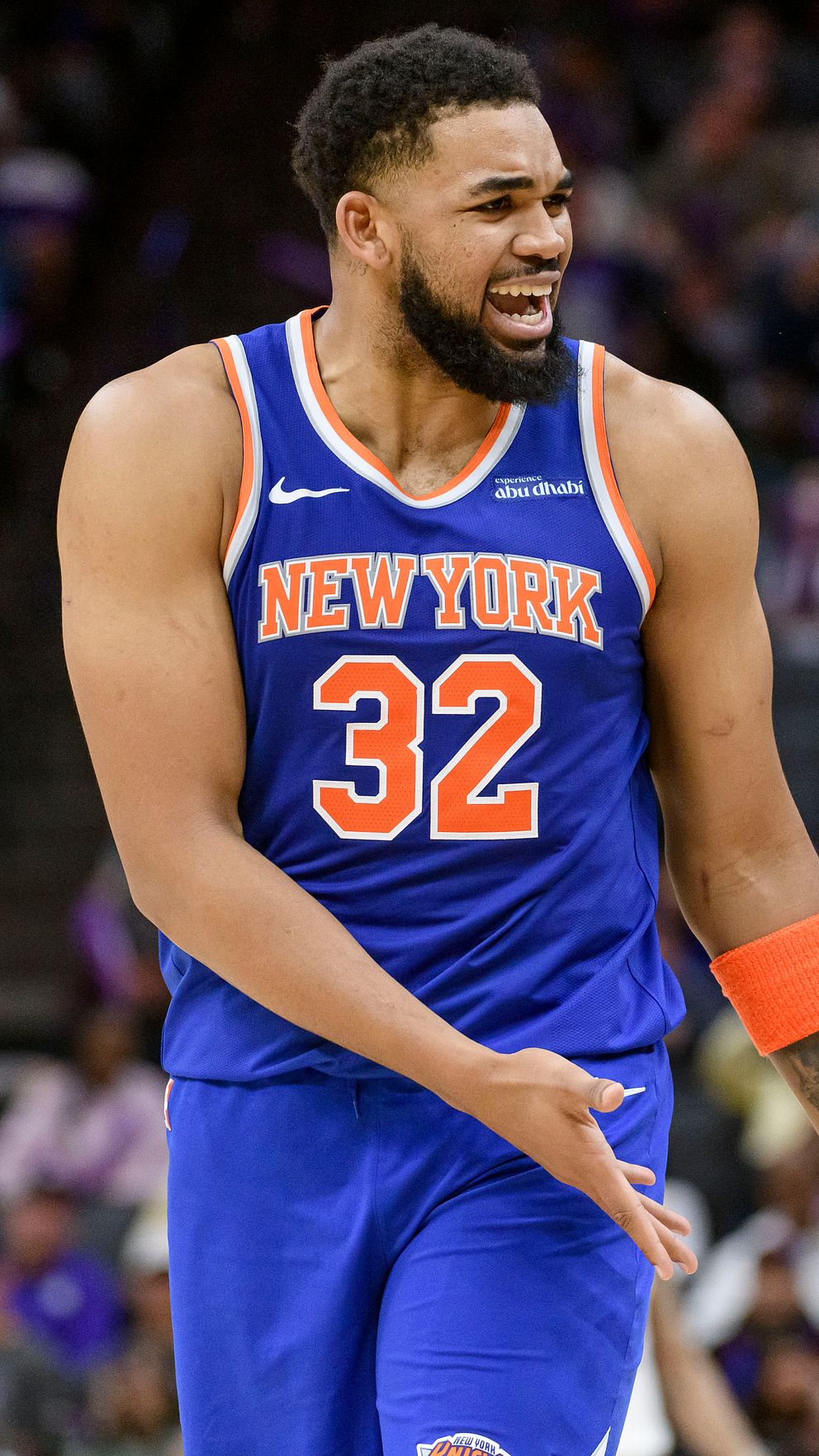Basketspelare från New York Knicks diskuterar med domare under match mot Sacramento Kings.