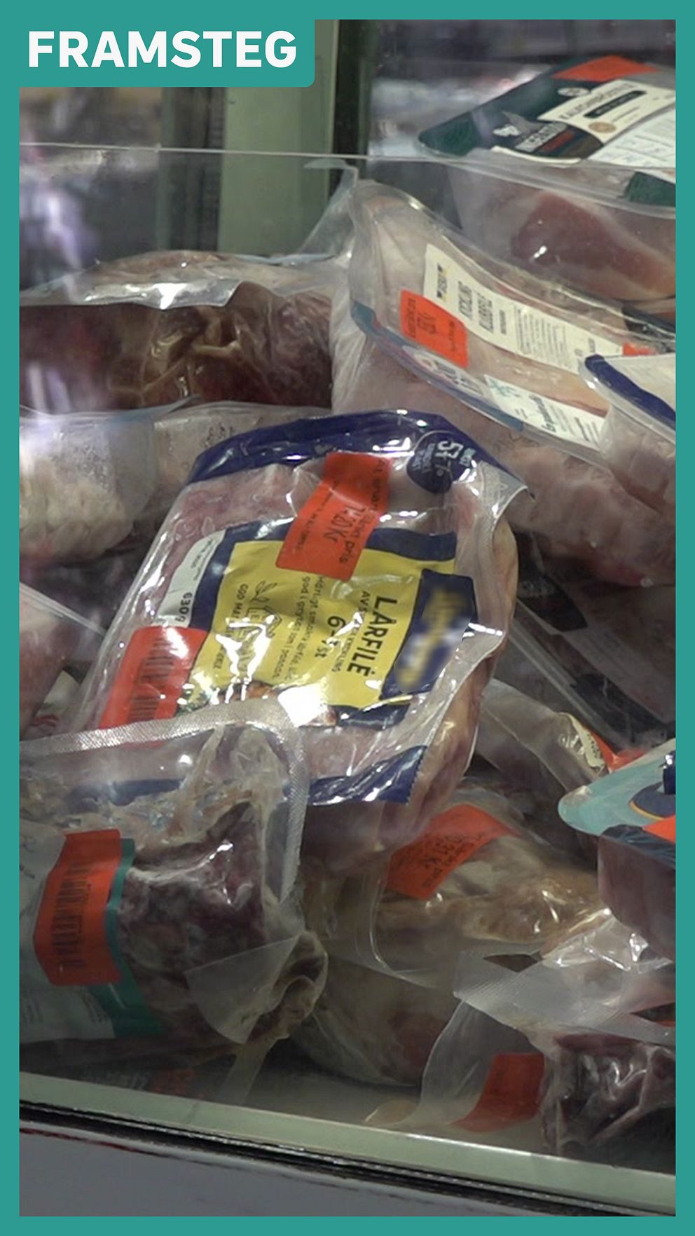 Frysta köttvaror med röda prislappar i butik enligt Erik Geijers matsvinnsmetod.