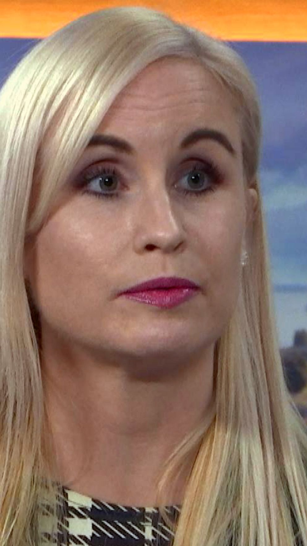 Karolina Lassbo, åklagare, med långt, blont hår klädd i en mörk kavaj.