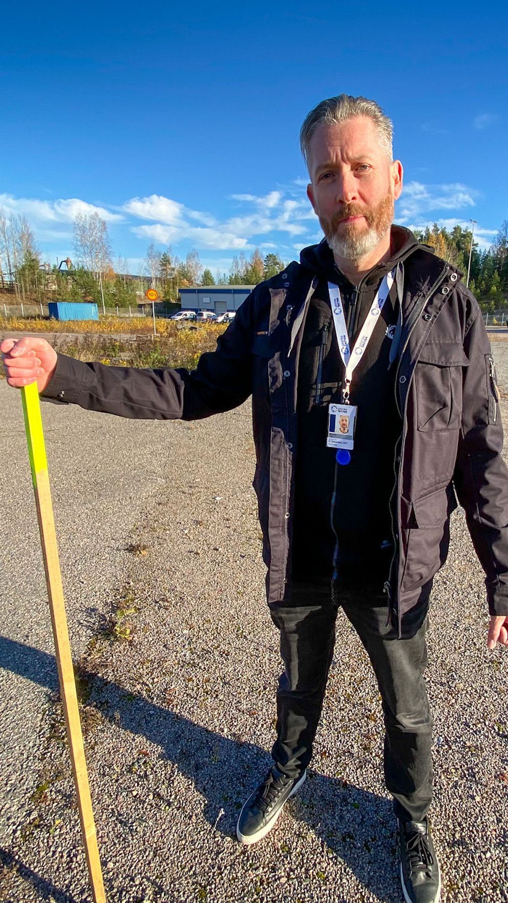 Marcus Tilja håller en pinne som markerar var det nya vattenverket i Valbo ska byggas.