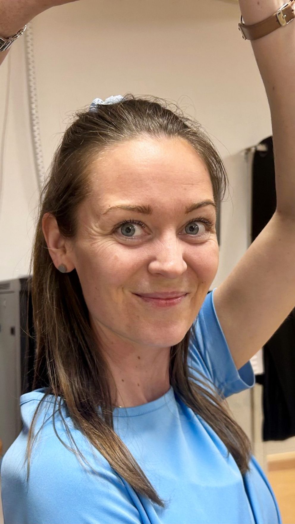 Person lyfter arm för undervisning i pardansen bugg.