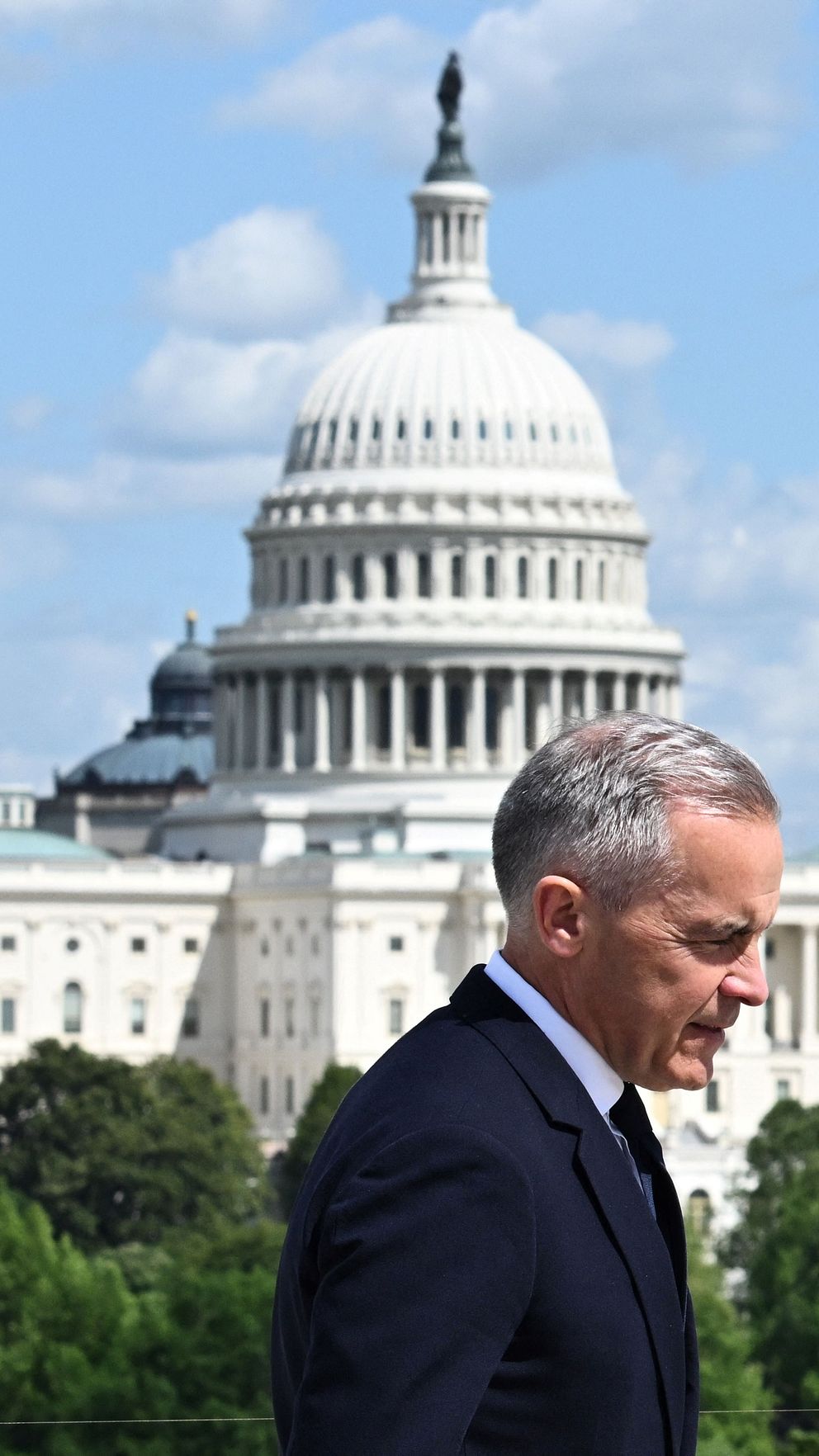 Kanadas premiärminister Mark Carney framför Kapitolium i USA