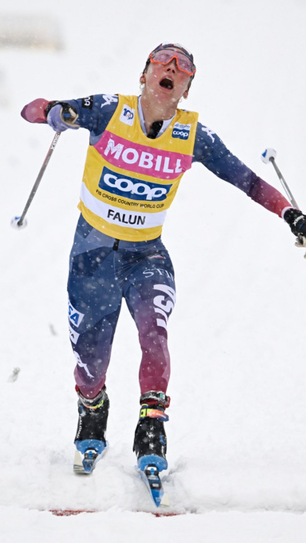 Jessie Diggins fäller sig över mållinjen