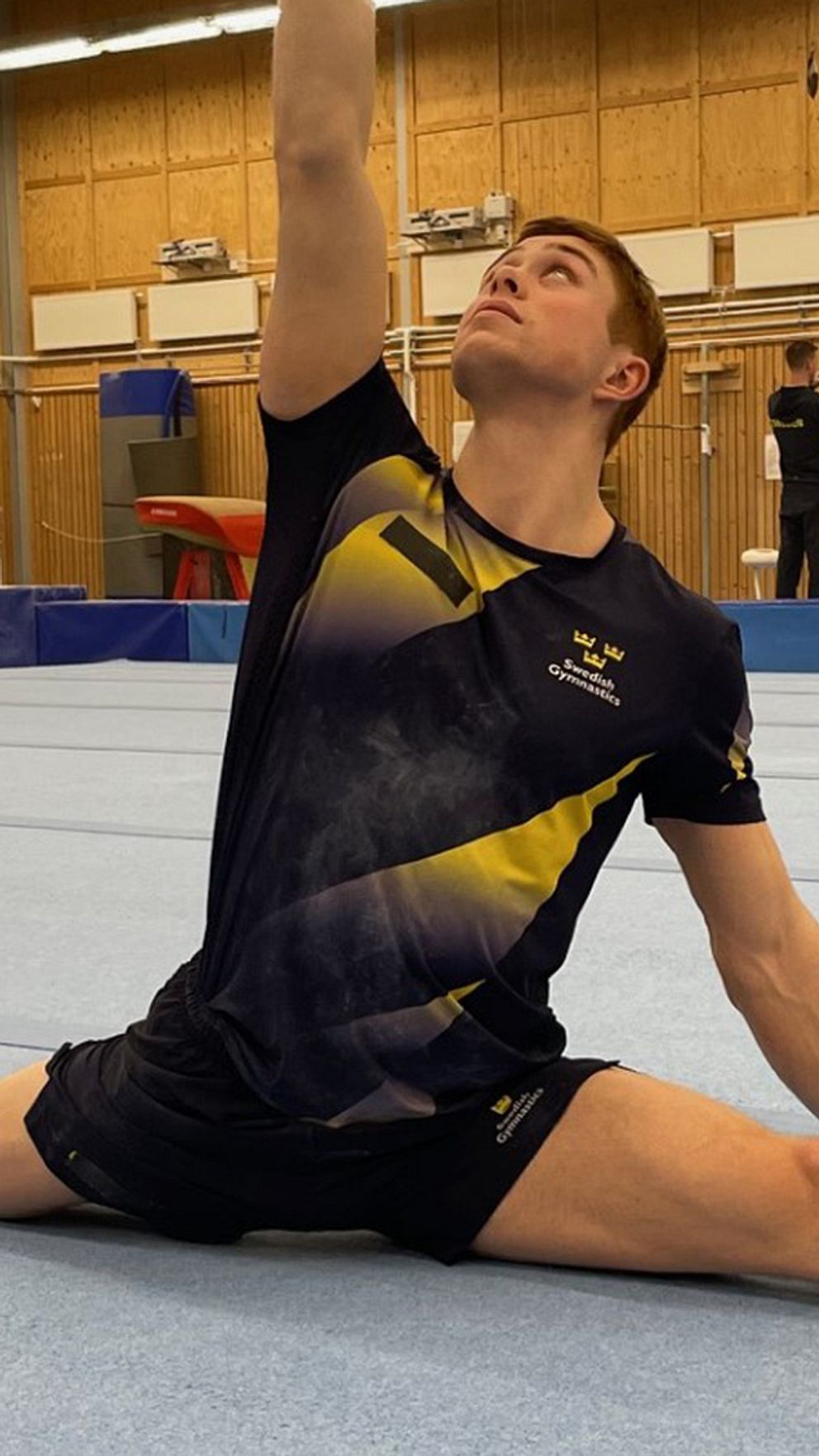 Filip Lidbeck visar hur grenen fristående fungerar.