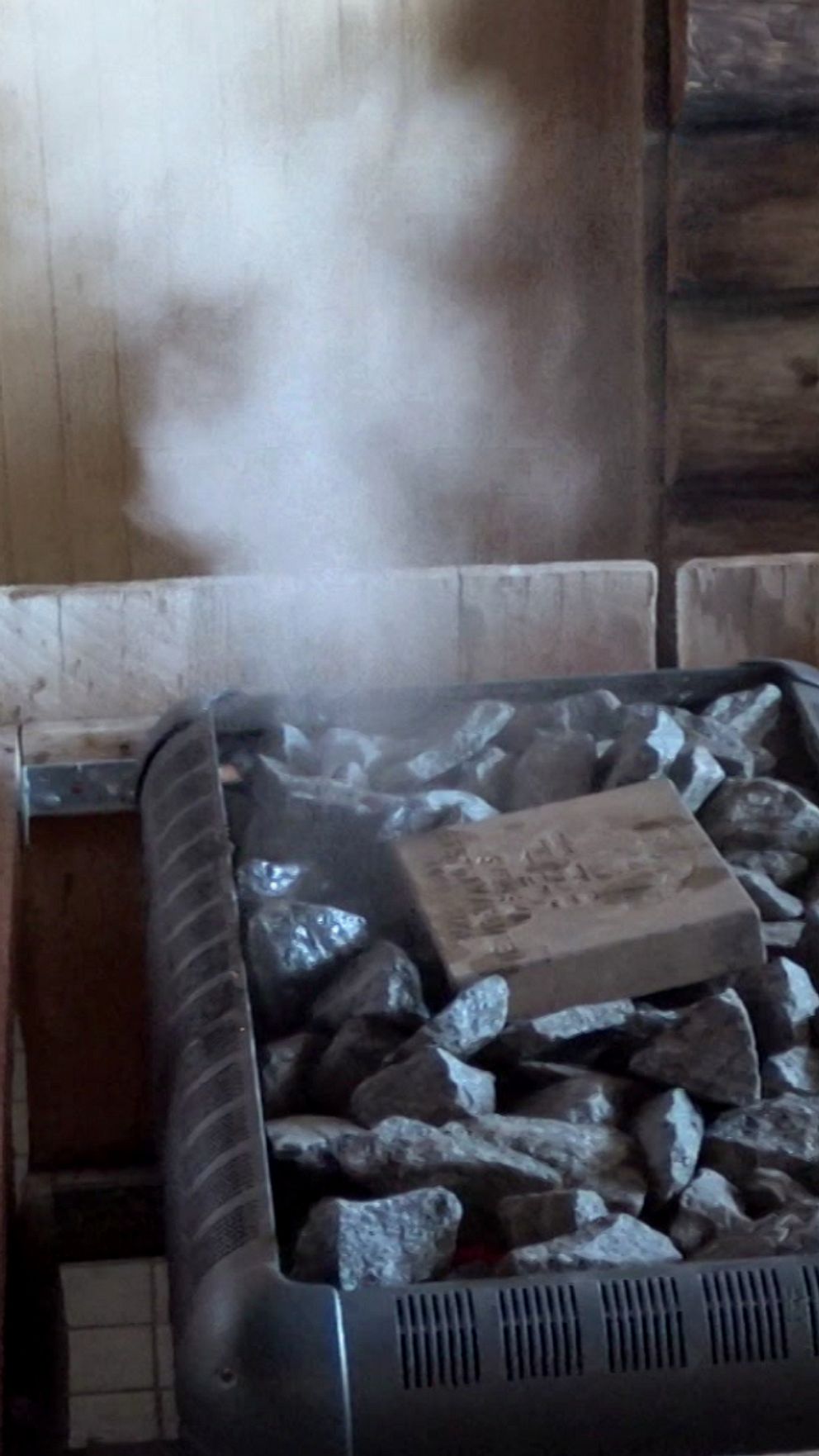 Ånga kommer från ett bastuaggregat.