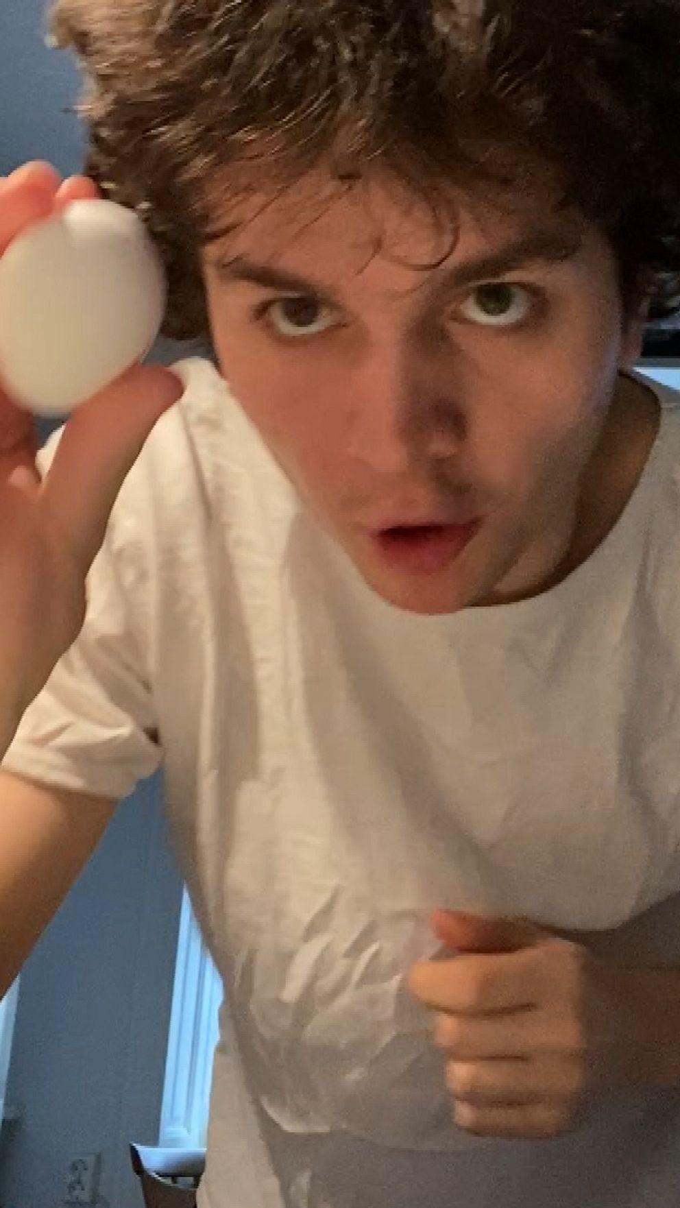 Kille med ägg