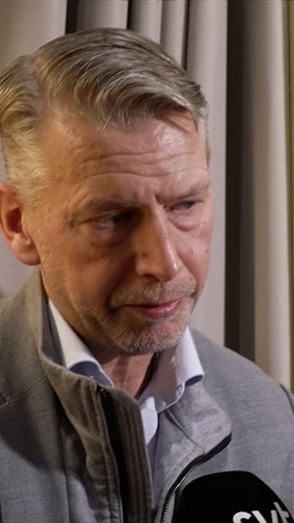 En person intervjuas, två mikrofoner hålls av SVT och Aftonbladet.