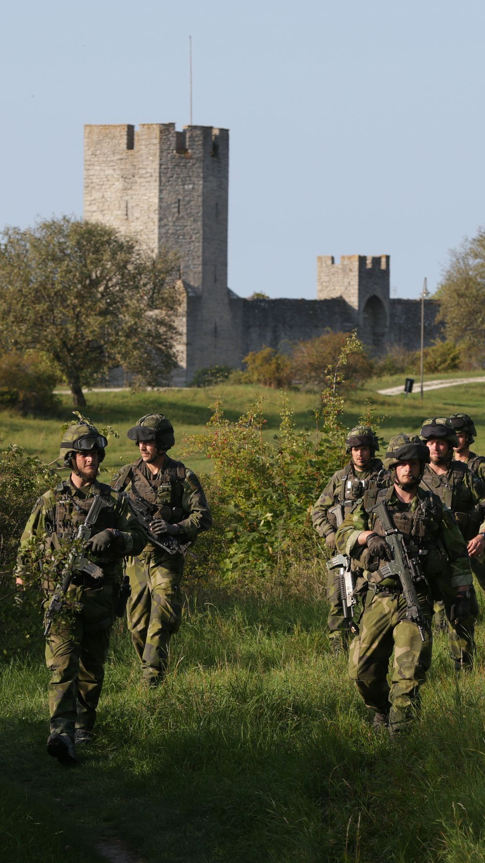 Soldater patrullerar vid Visby ringmur på Gotland.