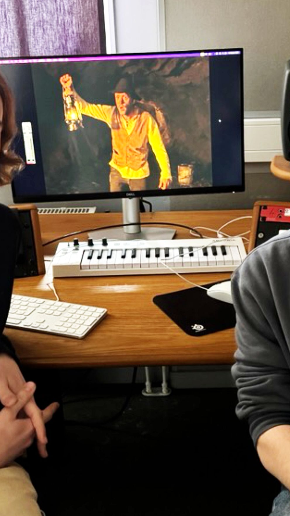 Två unga män som studerar på mediehuset i Falun sitter vid ett skrivbord. På bordet står en skärm med bild från filmen om Fet–Mats.
