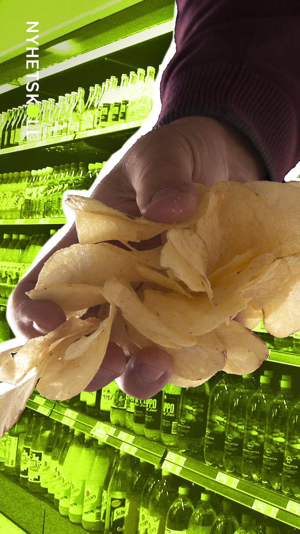 En hand med chips framför en hylla med läsk.