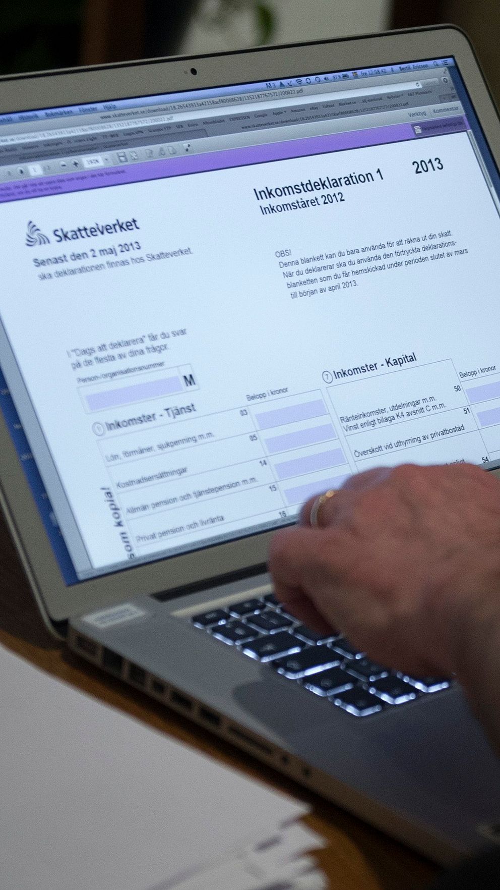 En person fyller i en digital deklarationsblankett från Skatteverket på en bärbar dator.