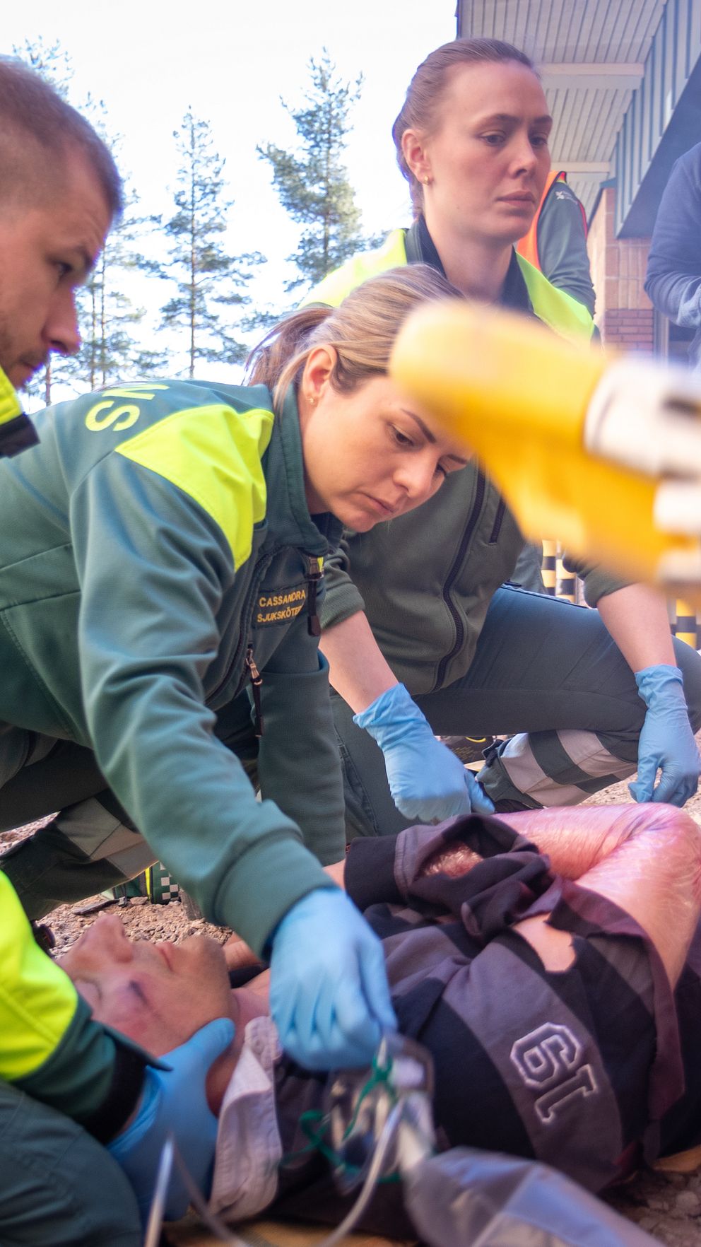 Sjukvårdspersonal ger första hjälpen till en person utomhus.