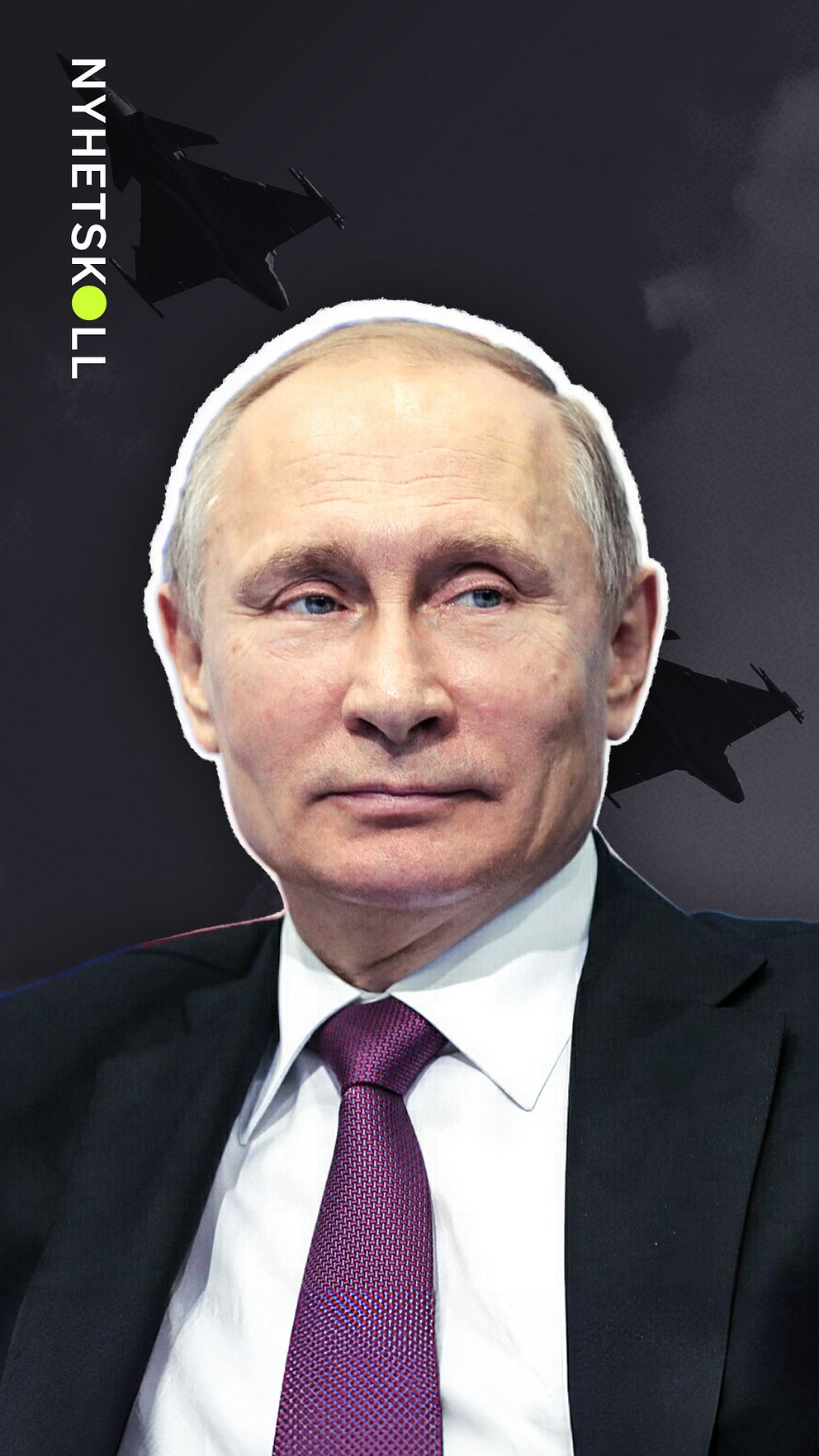 Person i kostym med militärflygplan i bakgrunden, Nyhetskoll-logotyp synlig.