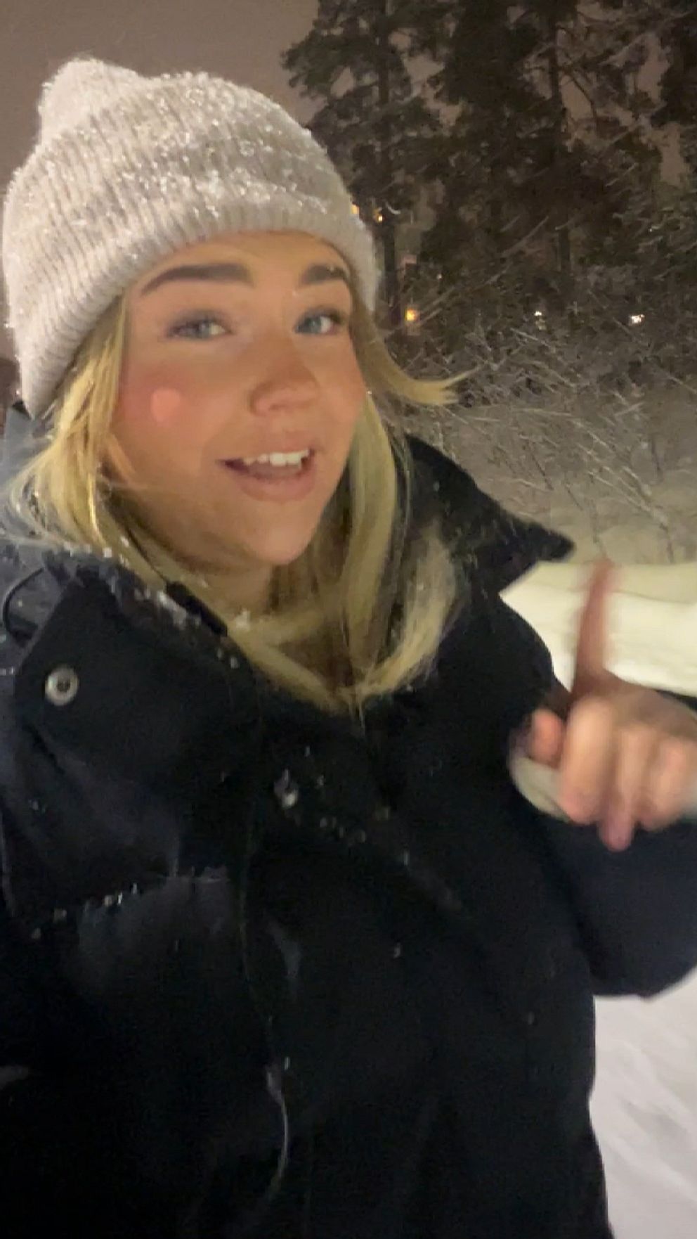 Emma går utomhus