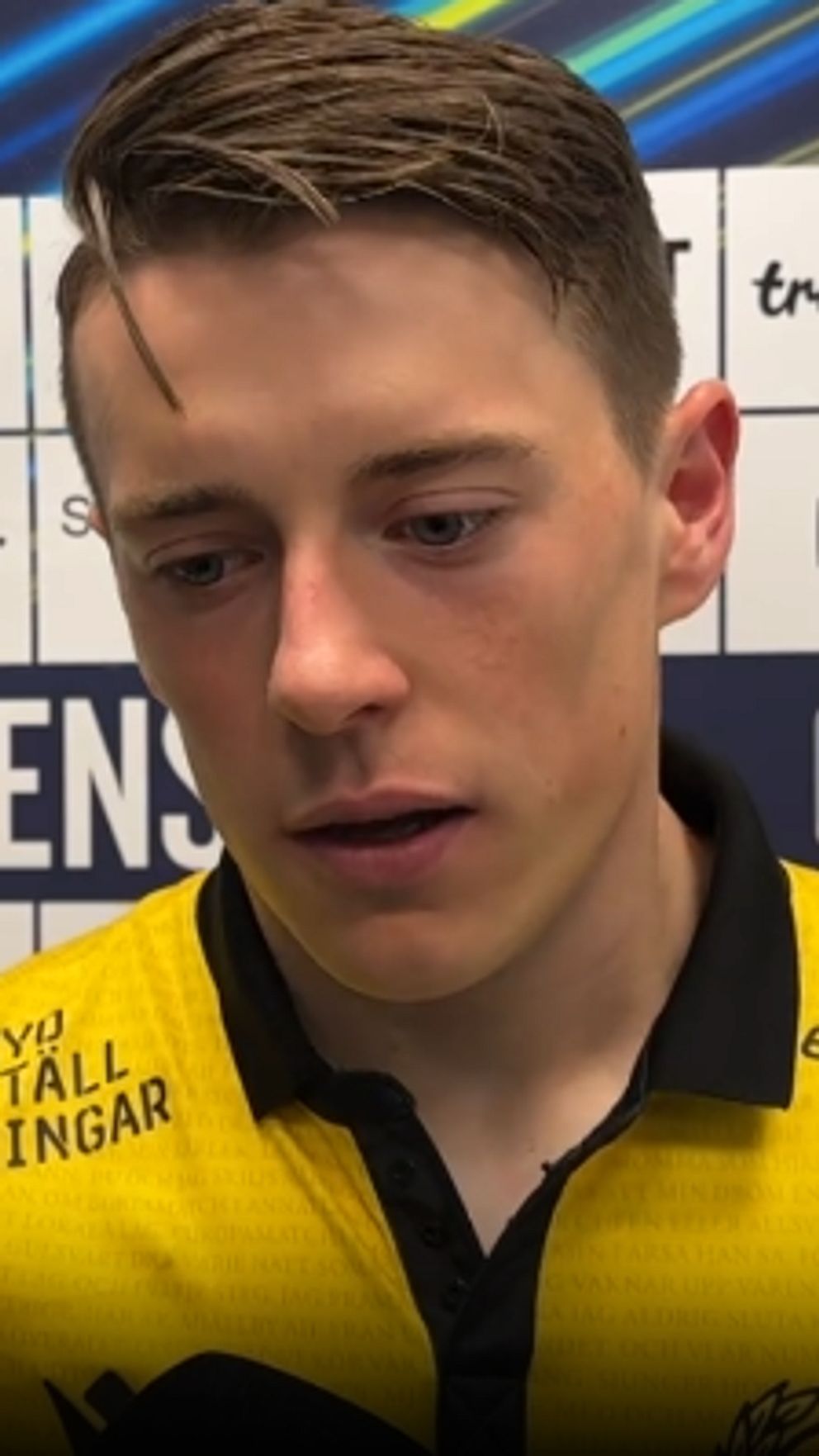 Fotbollsintervju efter match i Allsvenskan, spelare i gul tröja framför sponsorvägg.