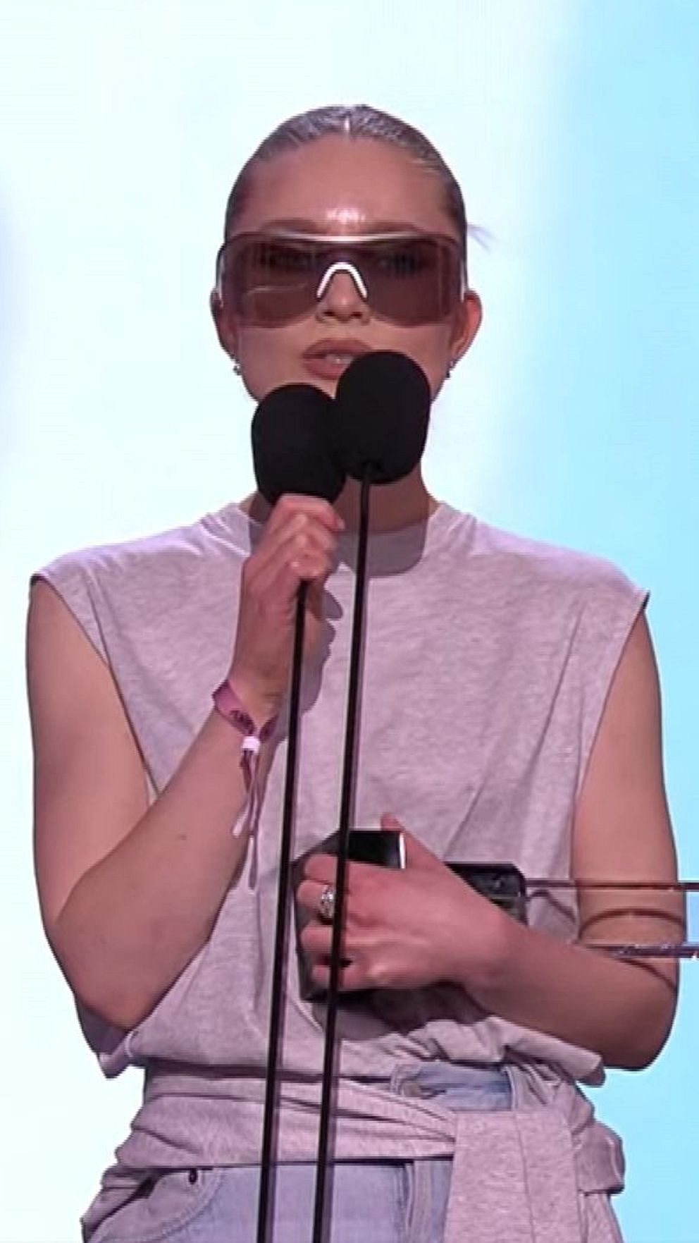 Becky and the birds tar emot priset som Årets producent på Grammis 2025.