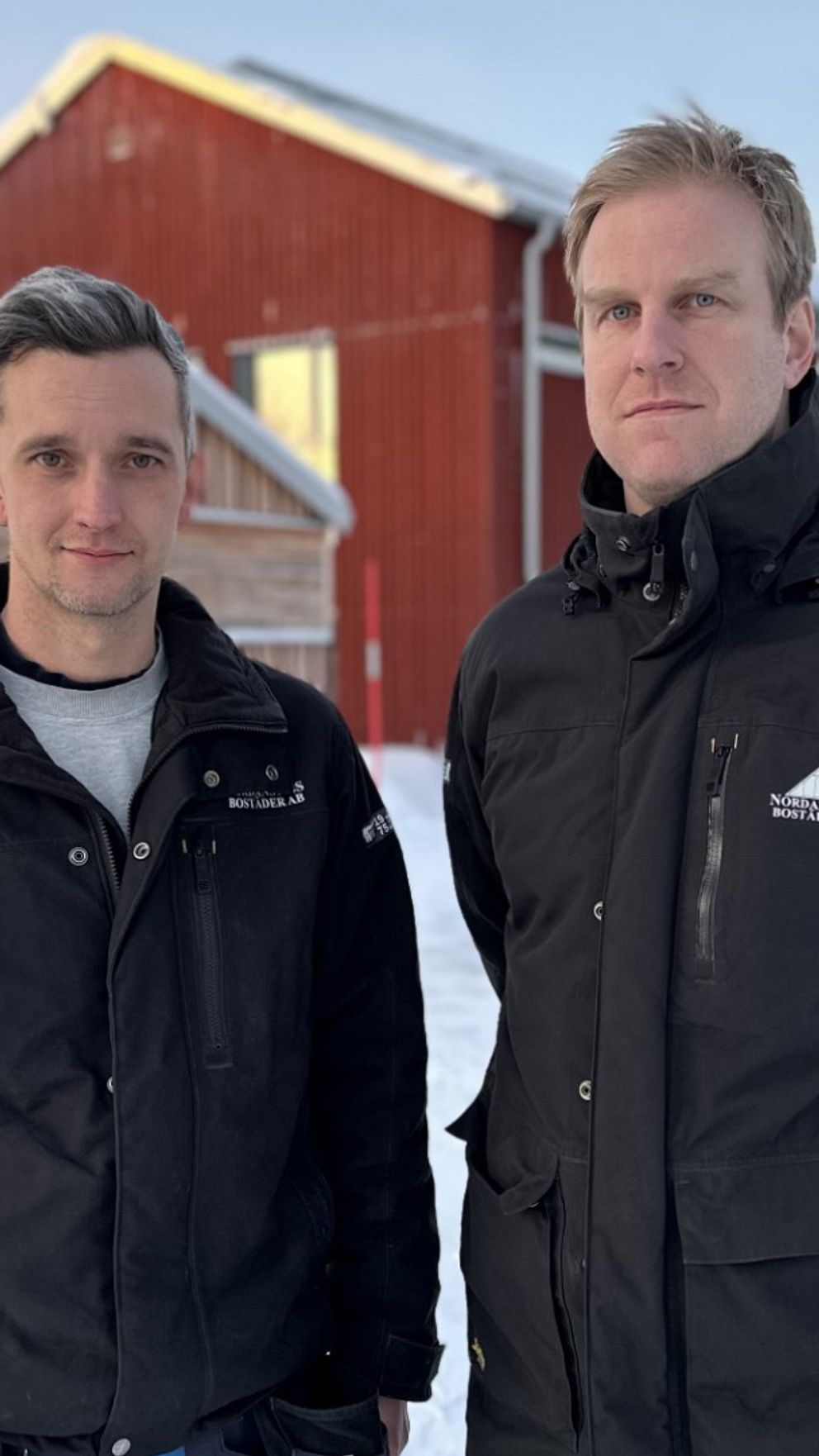 Här står Patrik och Olof som ser väldigt glad över världens nordligaste plushus i Gnarp.
