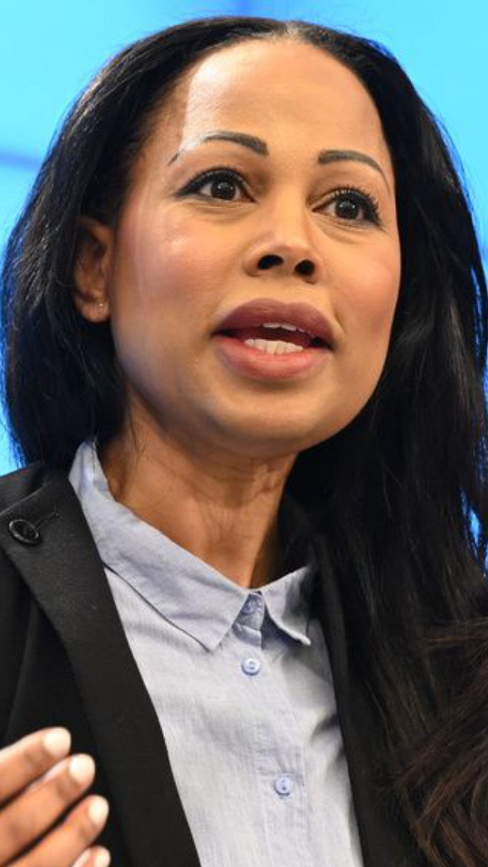 Alice Bah Kuhnke i en talarstol