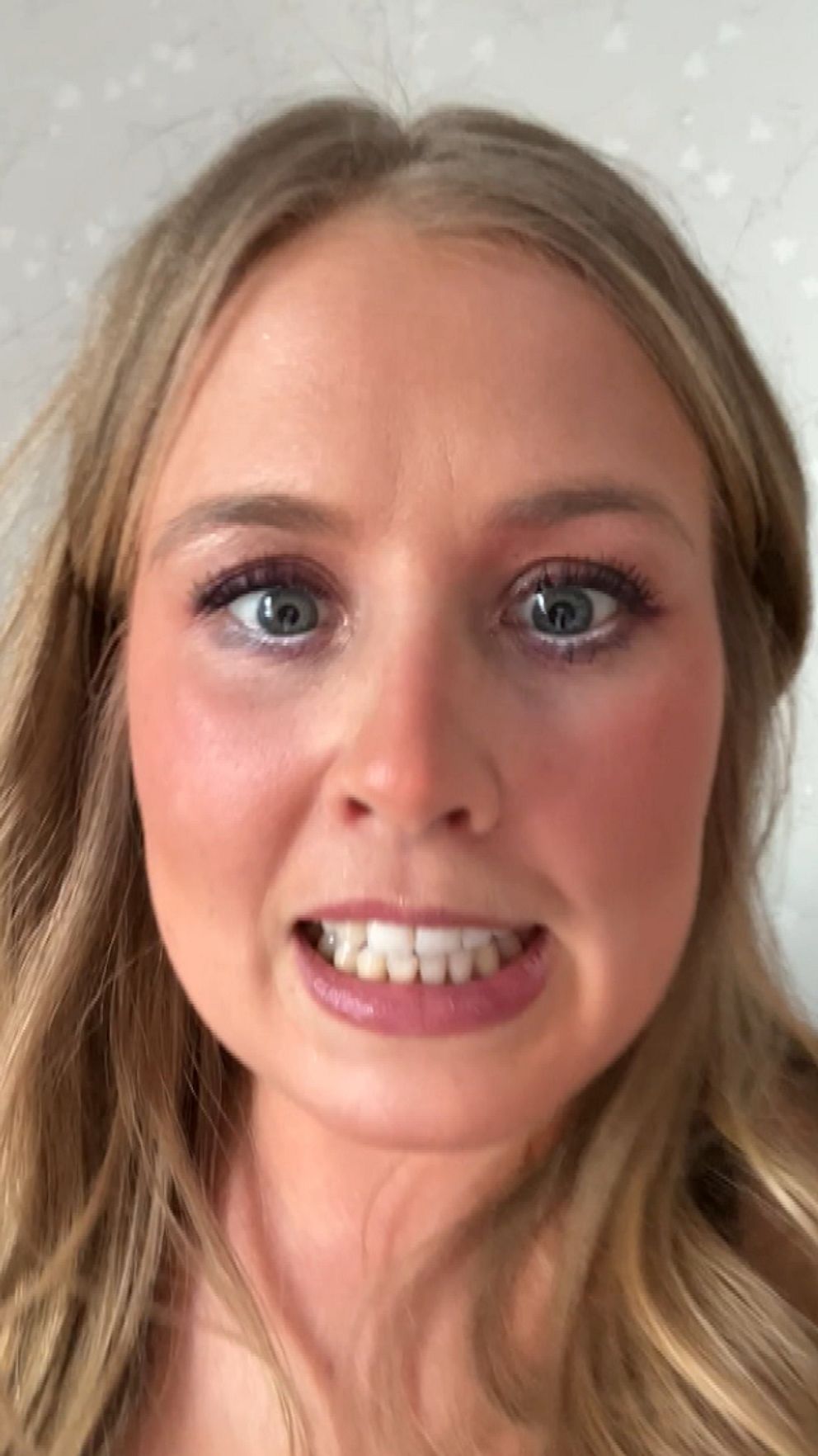 Lovisa ser in i kameran och ser förskräckt ut